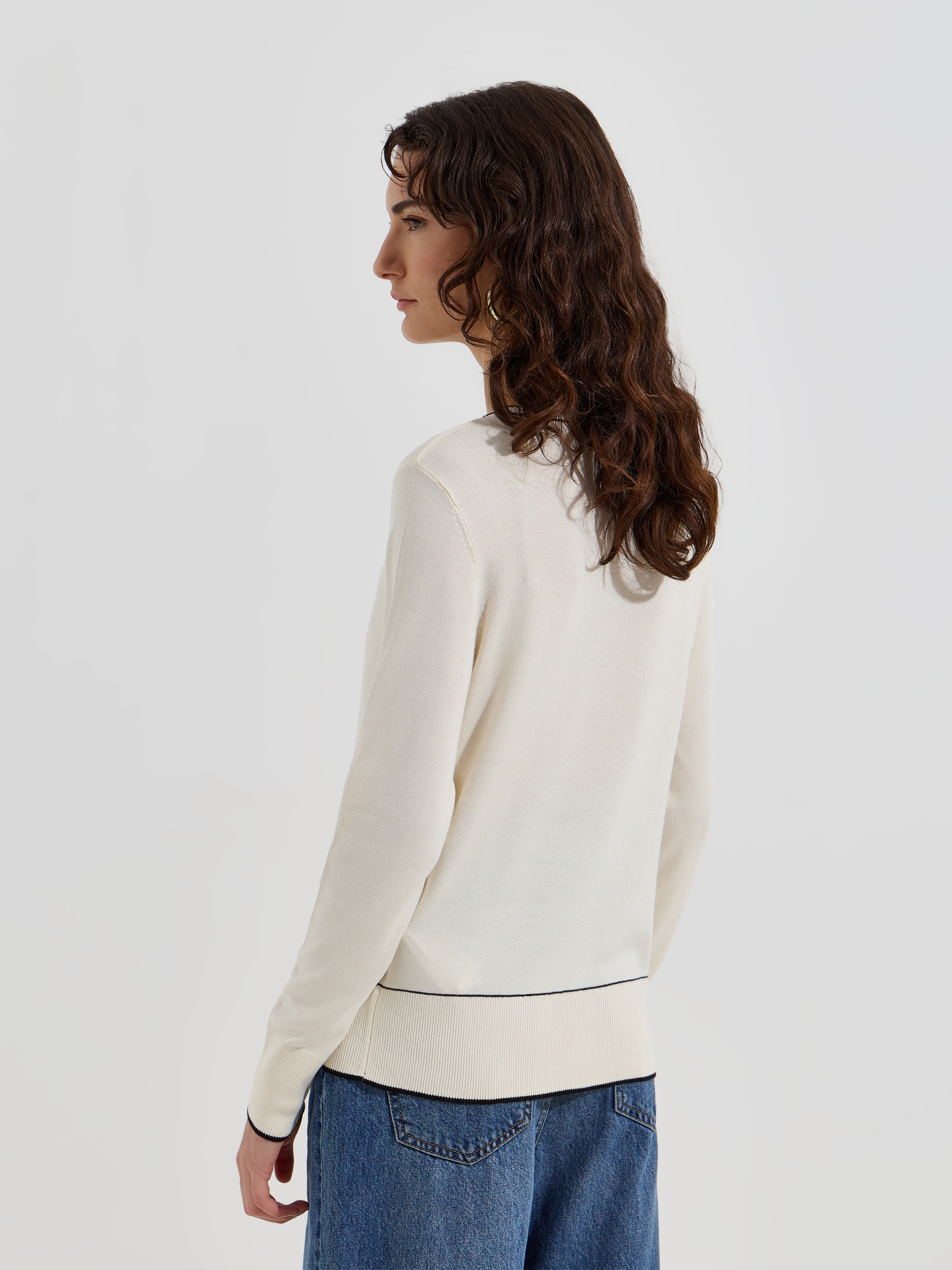 Casaco de malha com detalhes em contraste