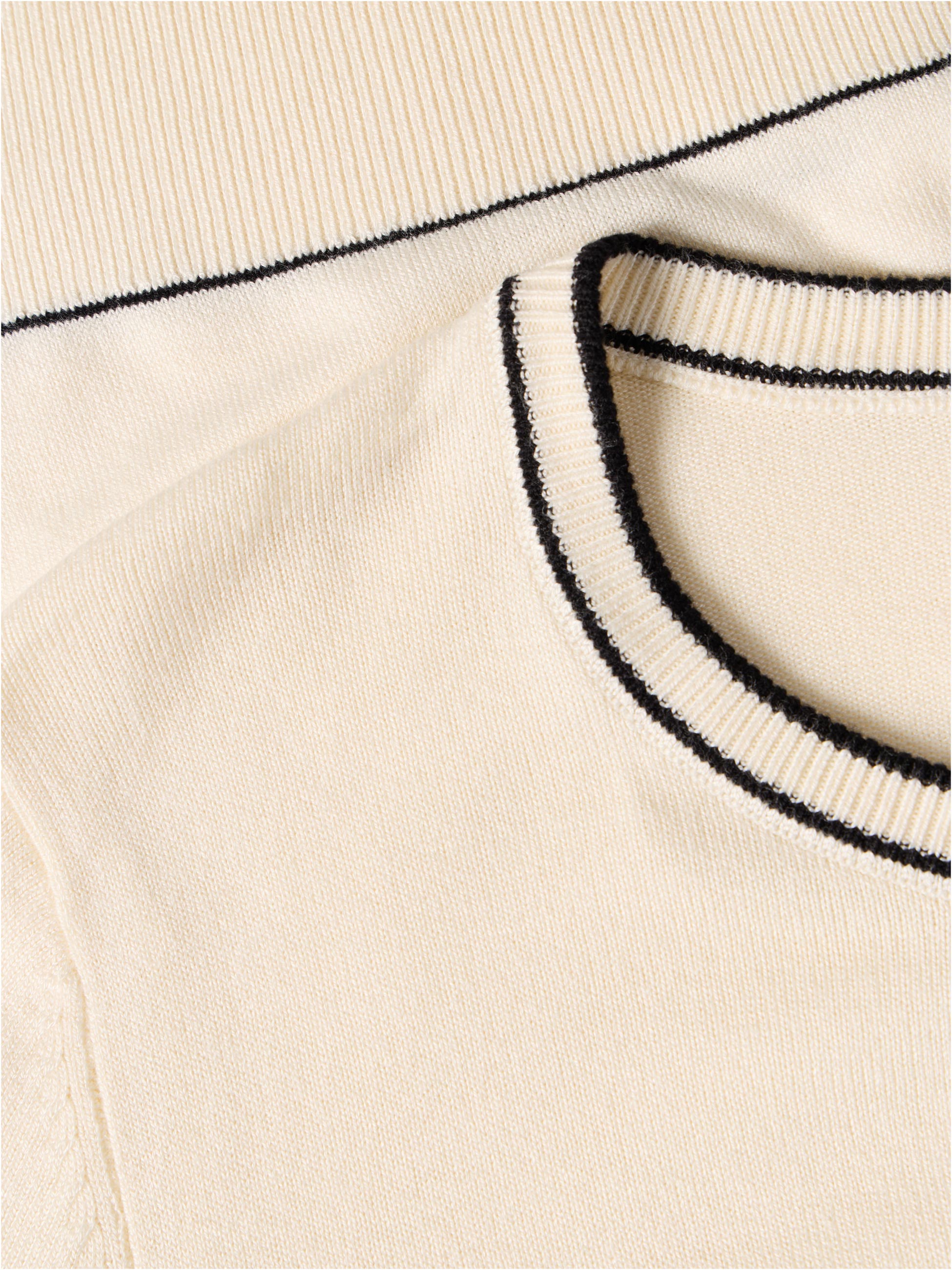 Casaco de malha com detalhes em contraste