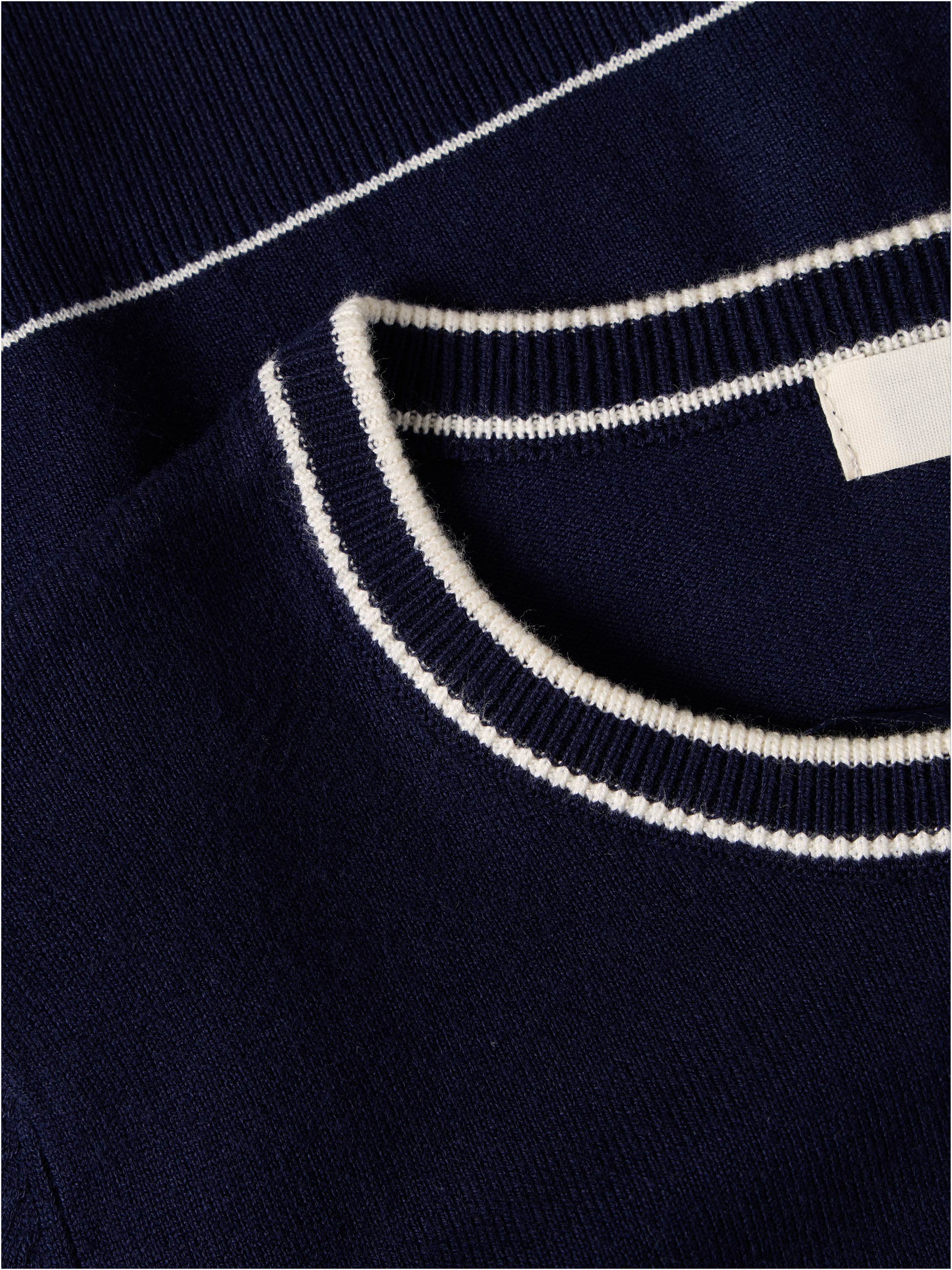 Casaco de malha com detalhes em contraste