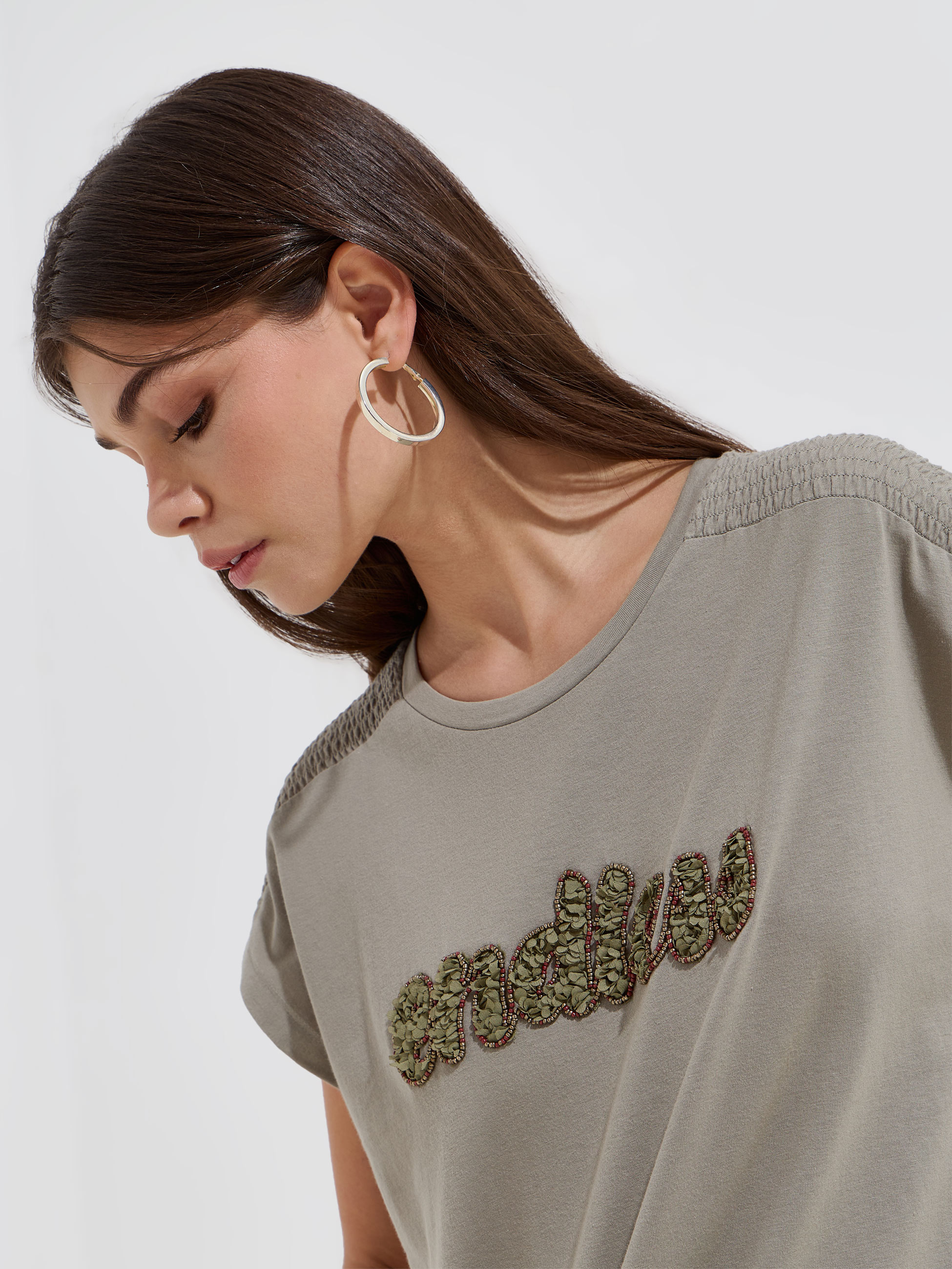 T-shirt com aplicações