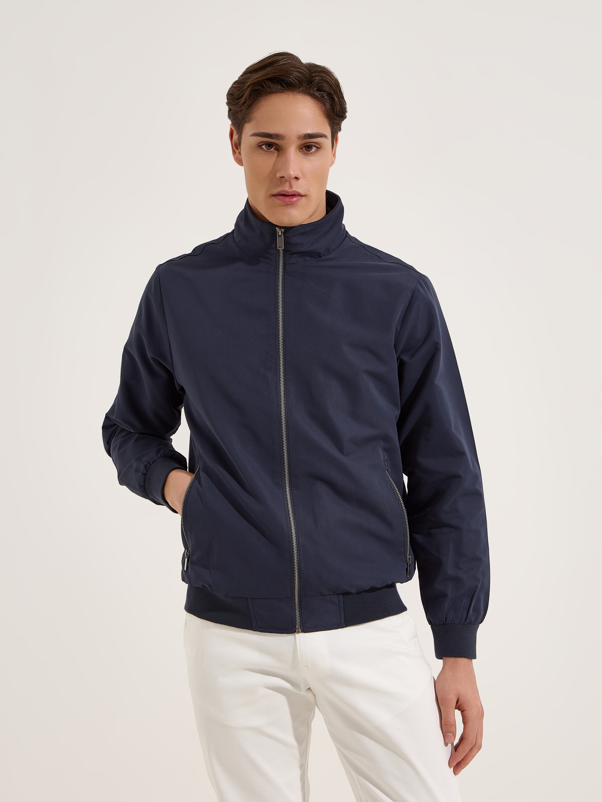 Casaco com gola subida