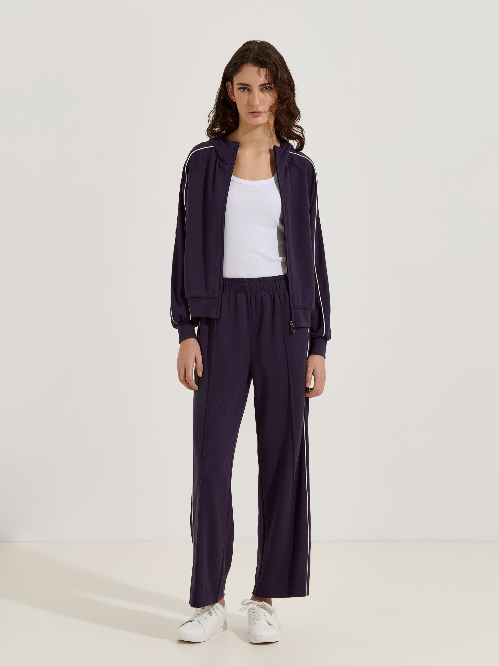 Calças com riscas laterais