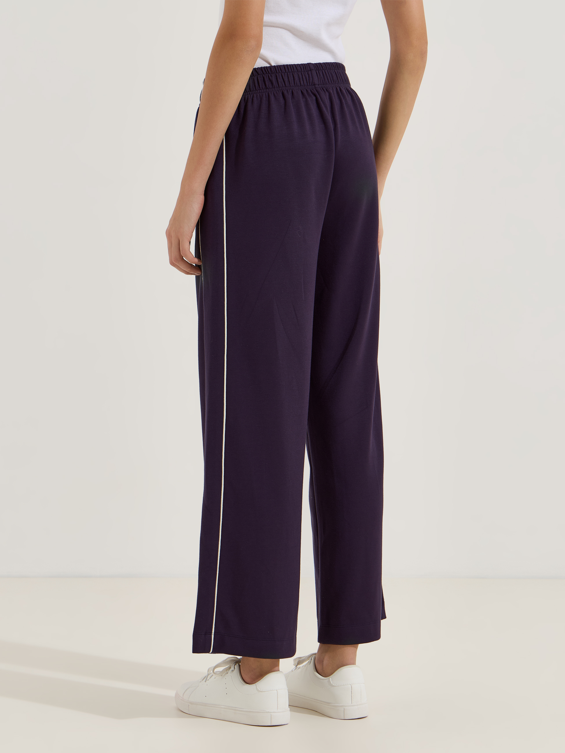 Calças com riscas laterais