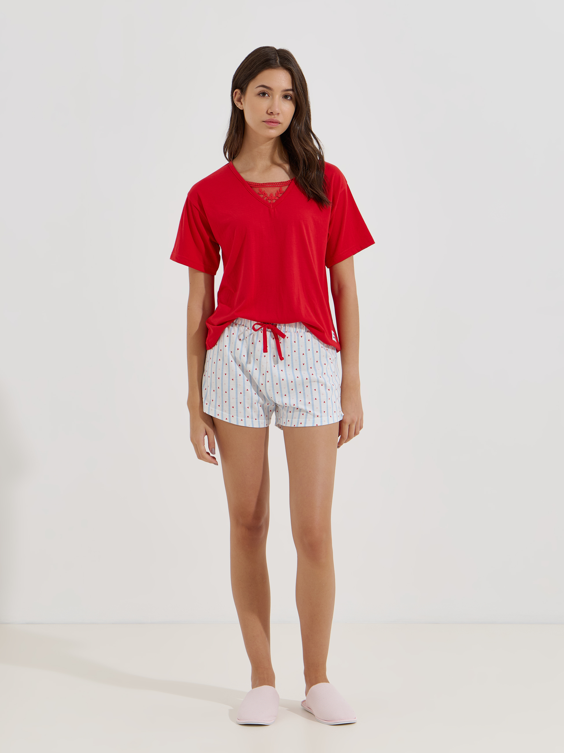 Pijama curto com estampado de corações