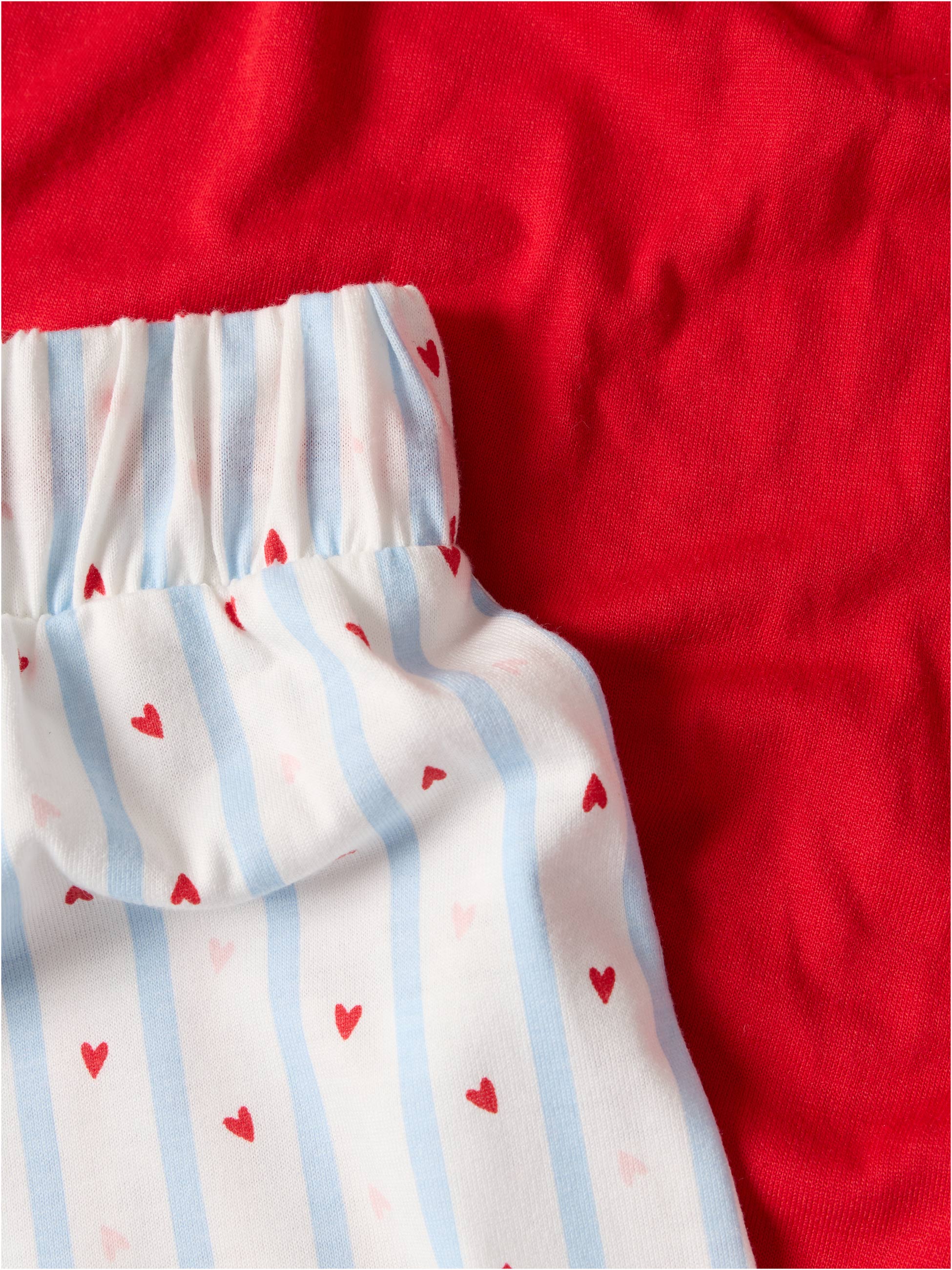 Pijama curto com estampado de corações