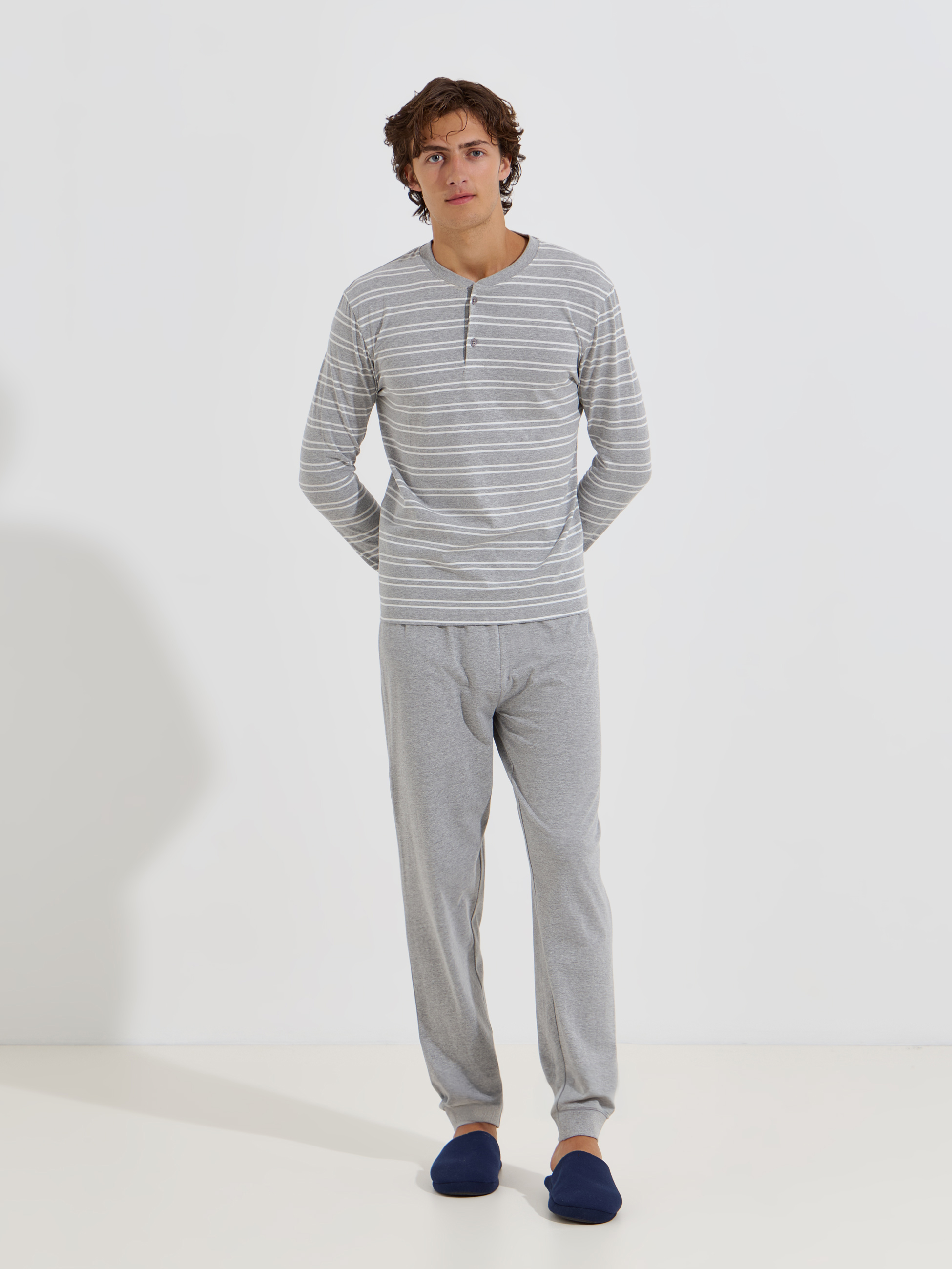 Pijama às riscas