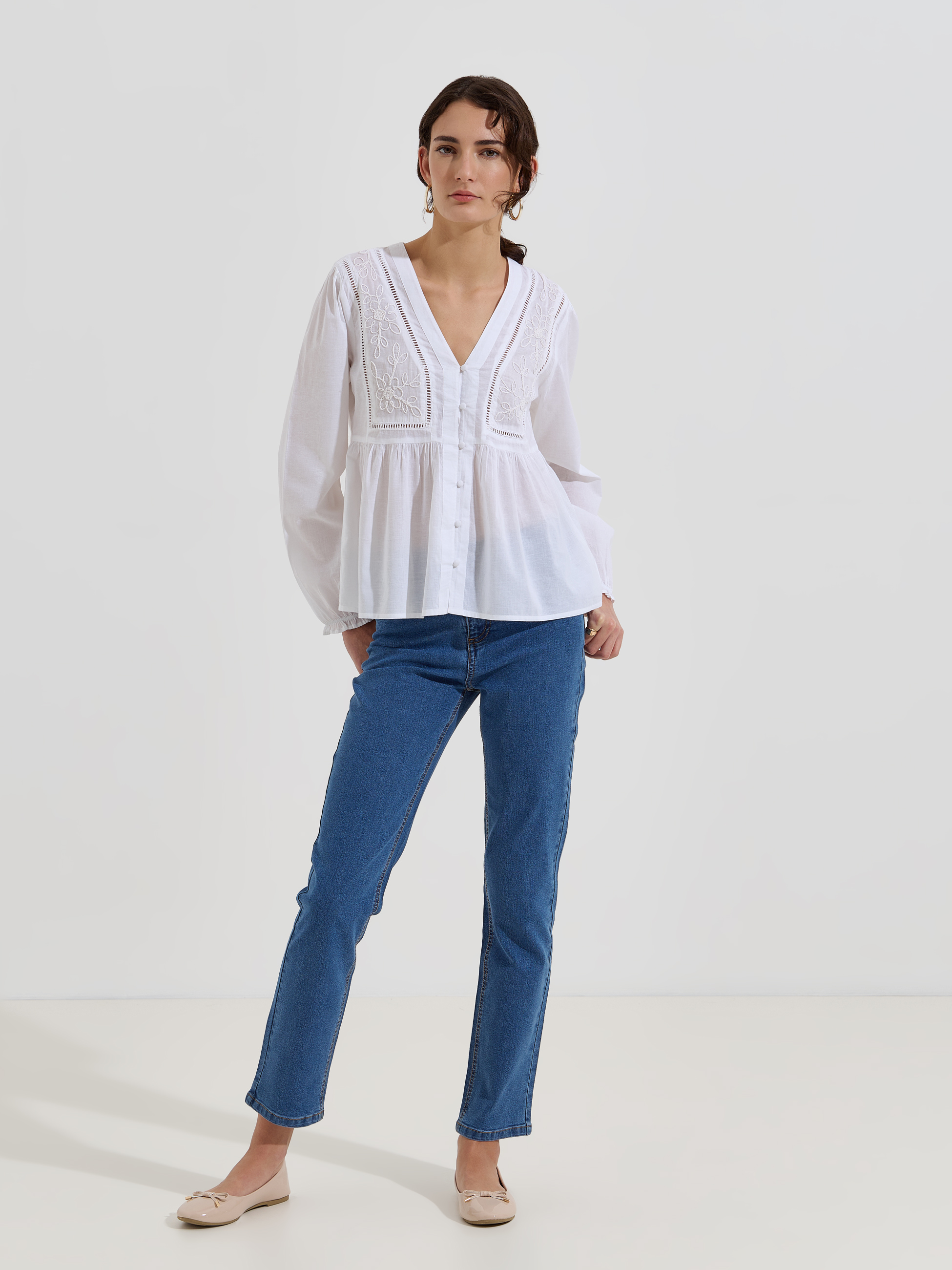 Blusa com Bordado e Decote em V