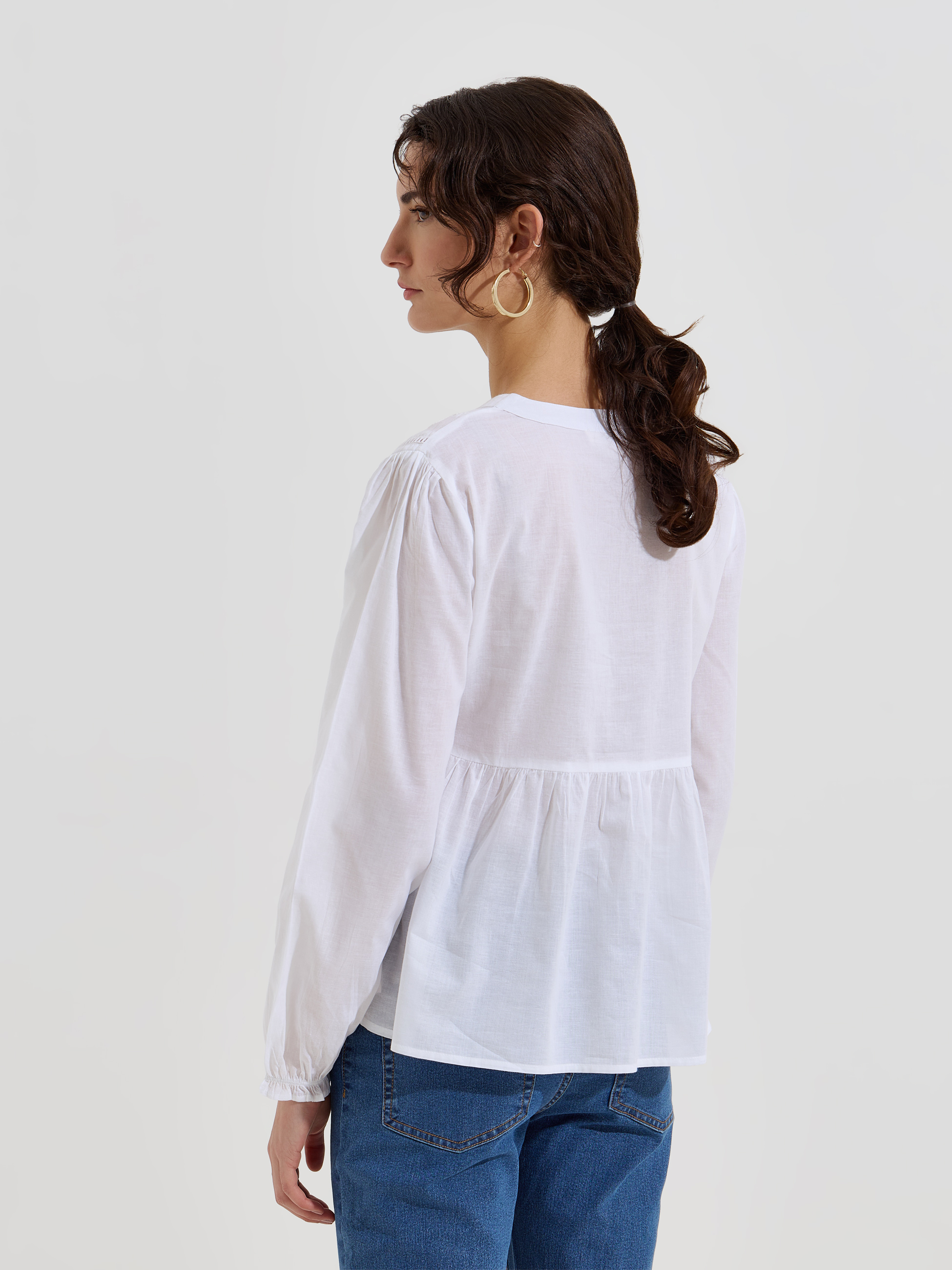 Blusa com Bordado e Decote em V