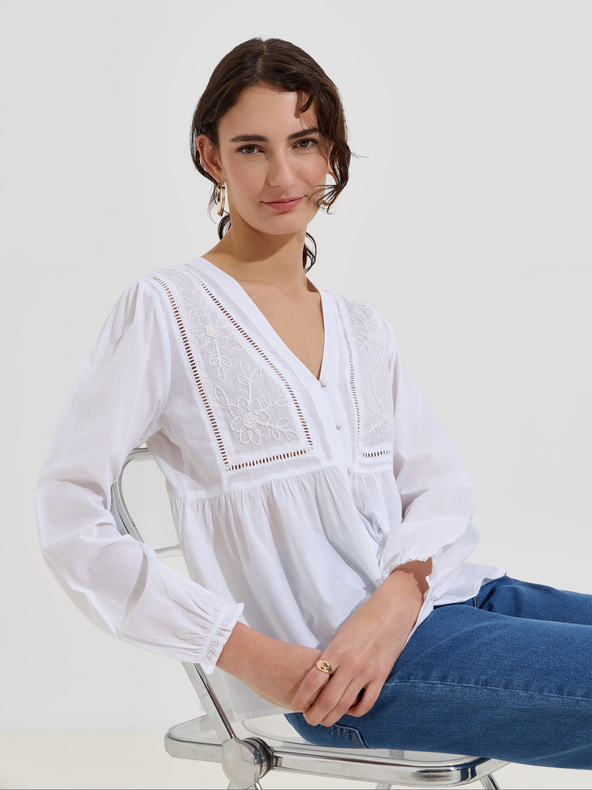 Blusa com Bordado e Decote em V