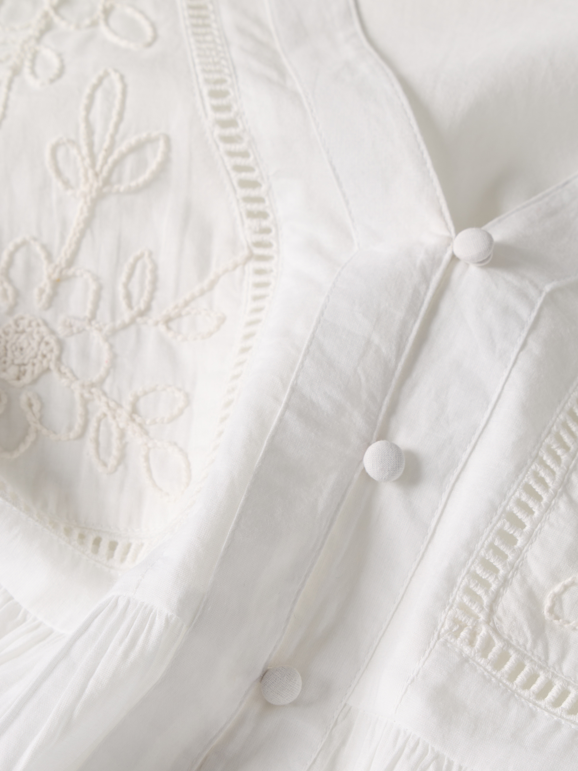 Blusa com Bordado e Decote em V