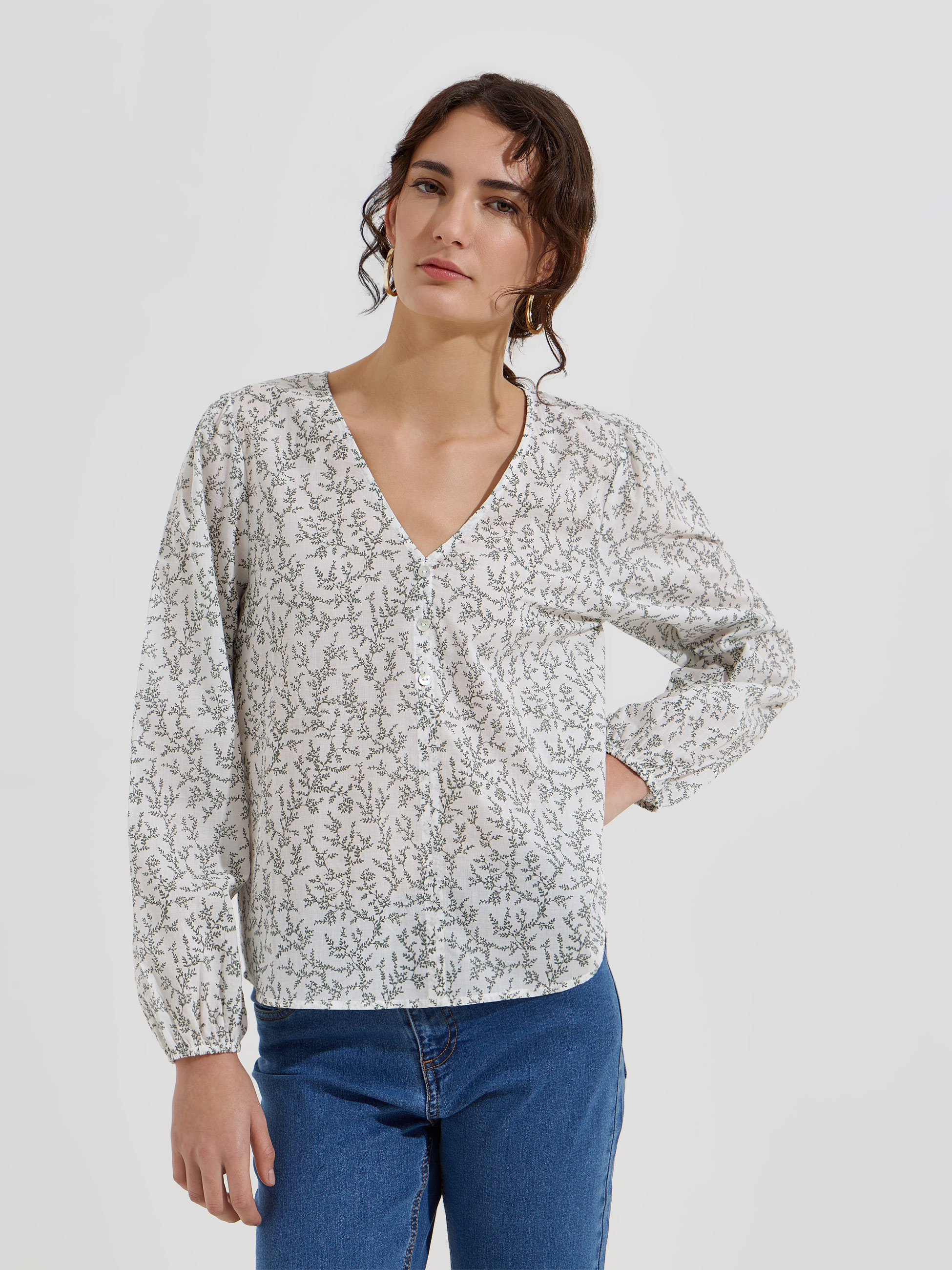 Blusa estampada com decote em V