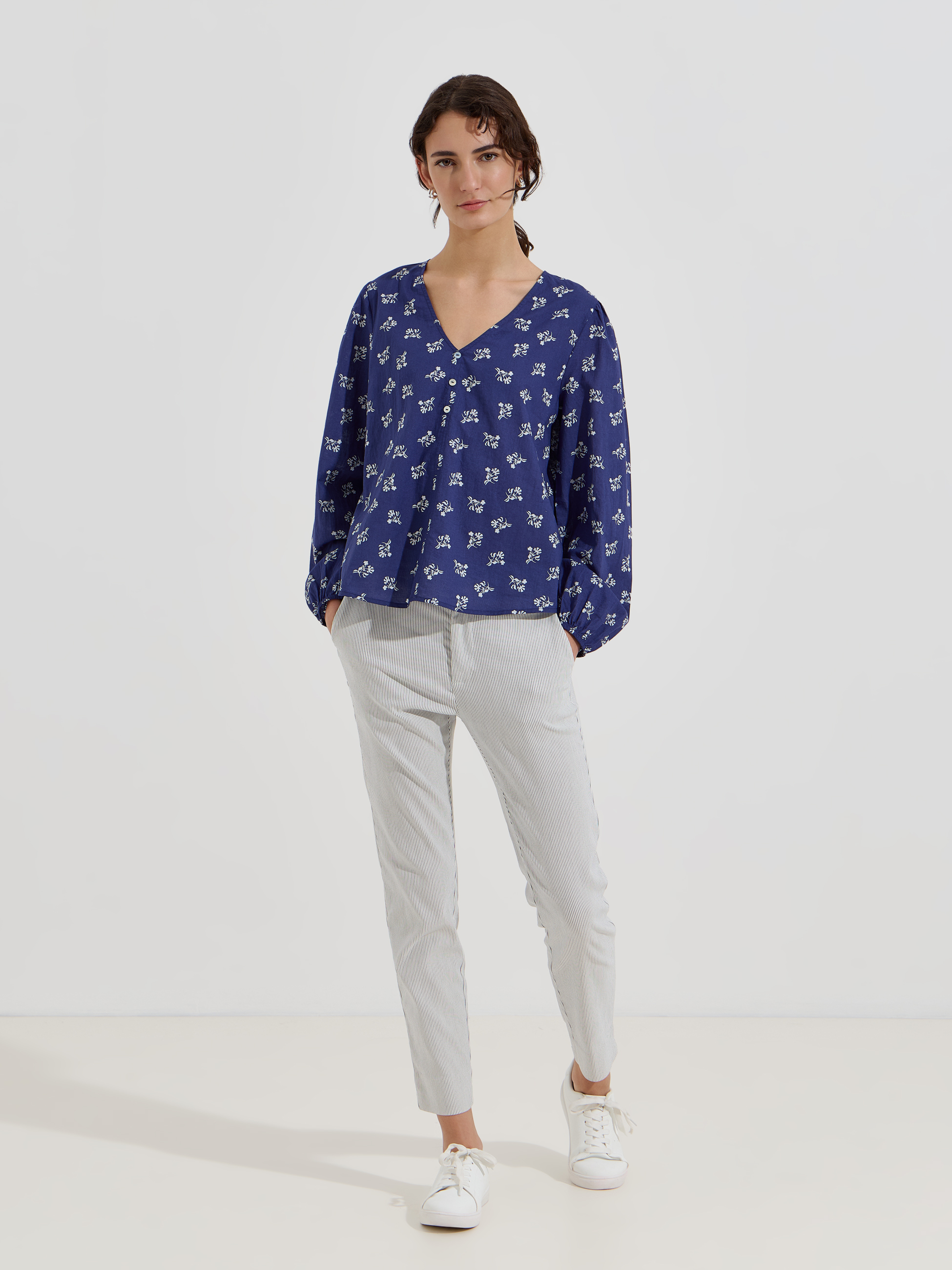 Blusa estampada com decote em V