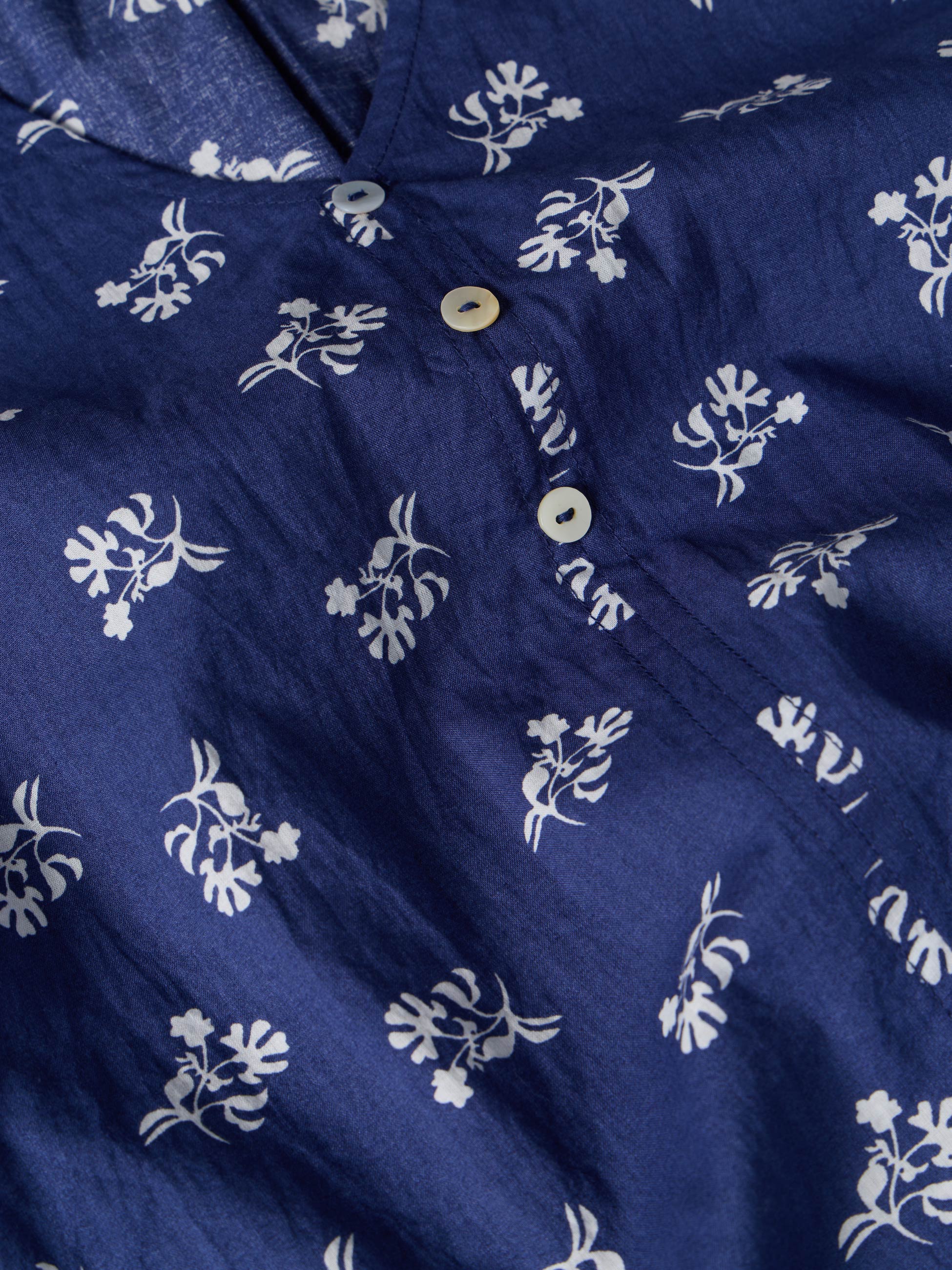 Blusa estampada com decote em V