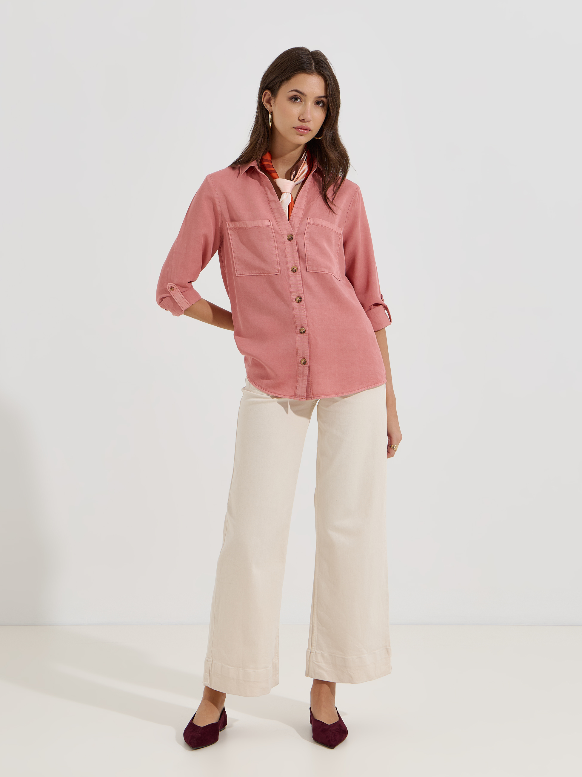 Camisa com bolsos e mangas ajustáveis