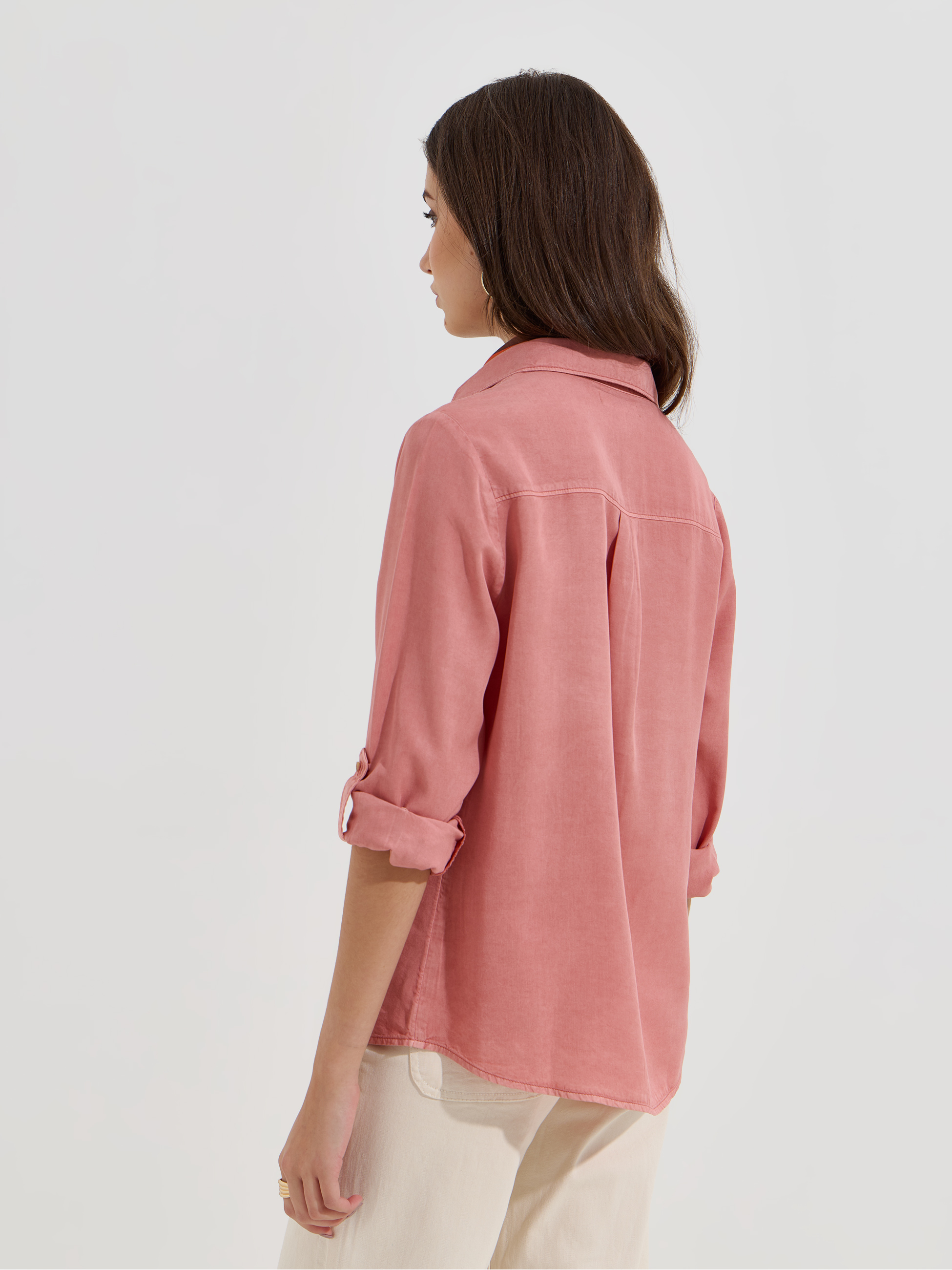 Camisa com bolsos e mangas ajustáveis