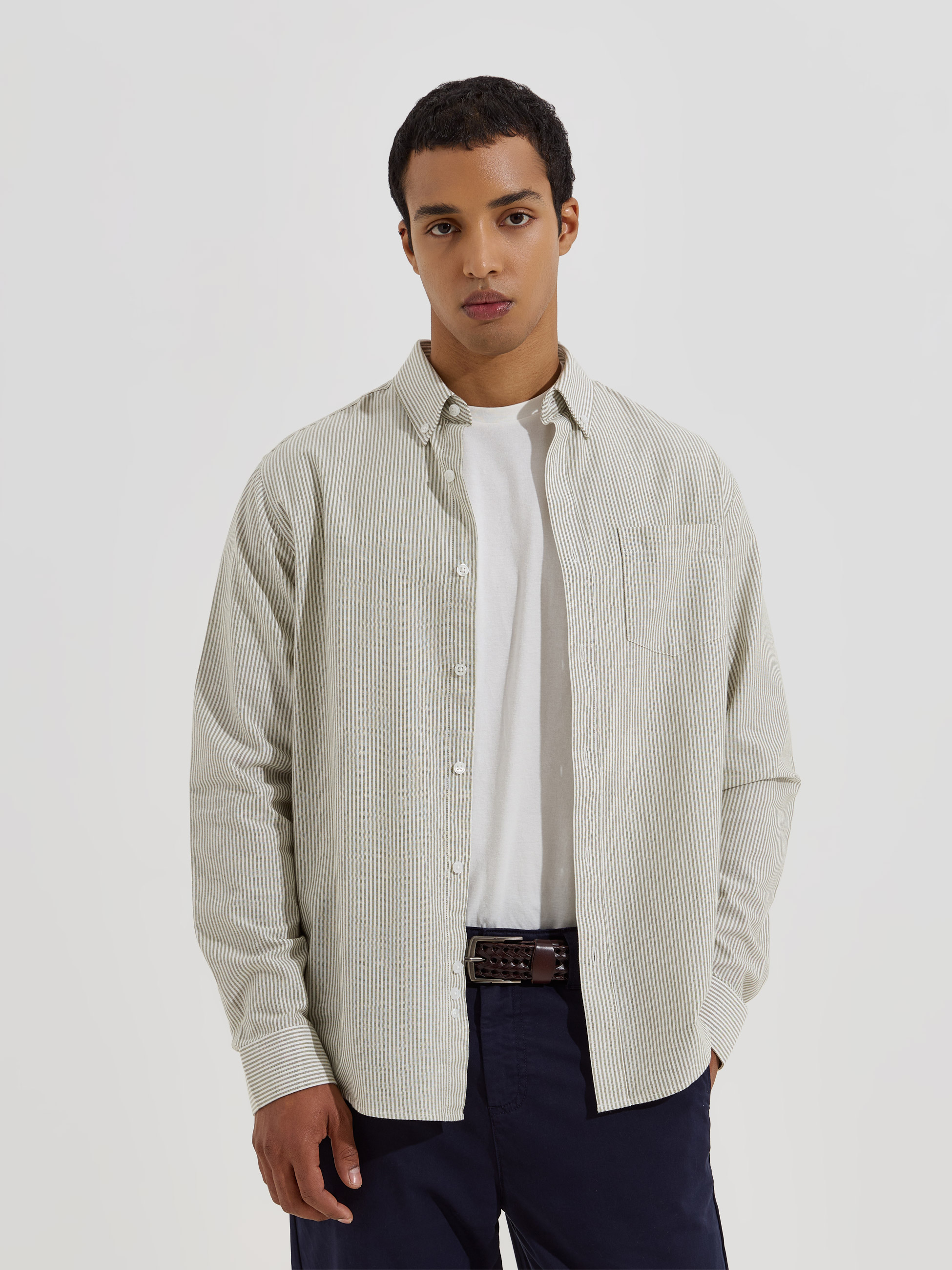 Camisa clássica às riscas