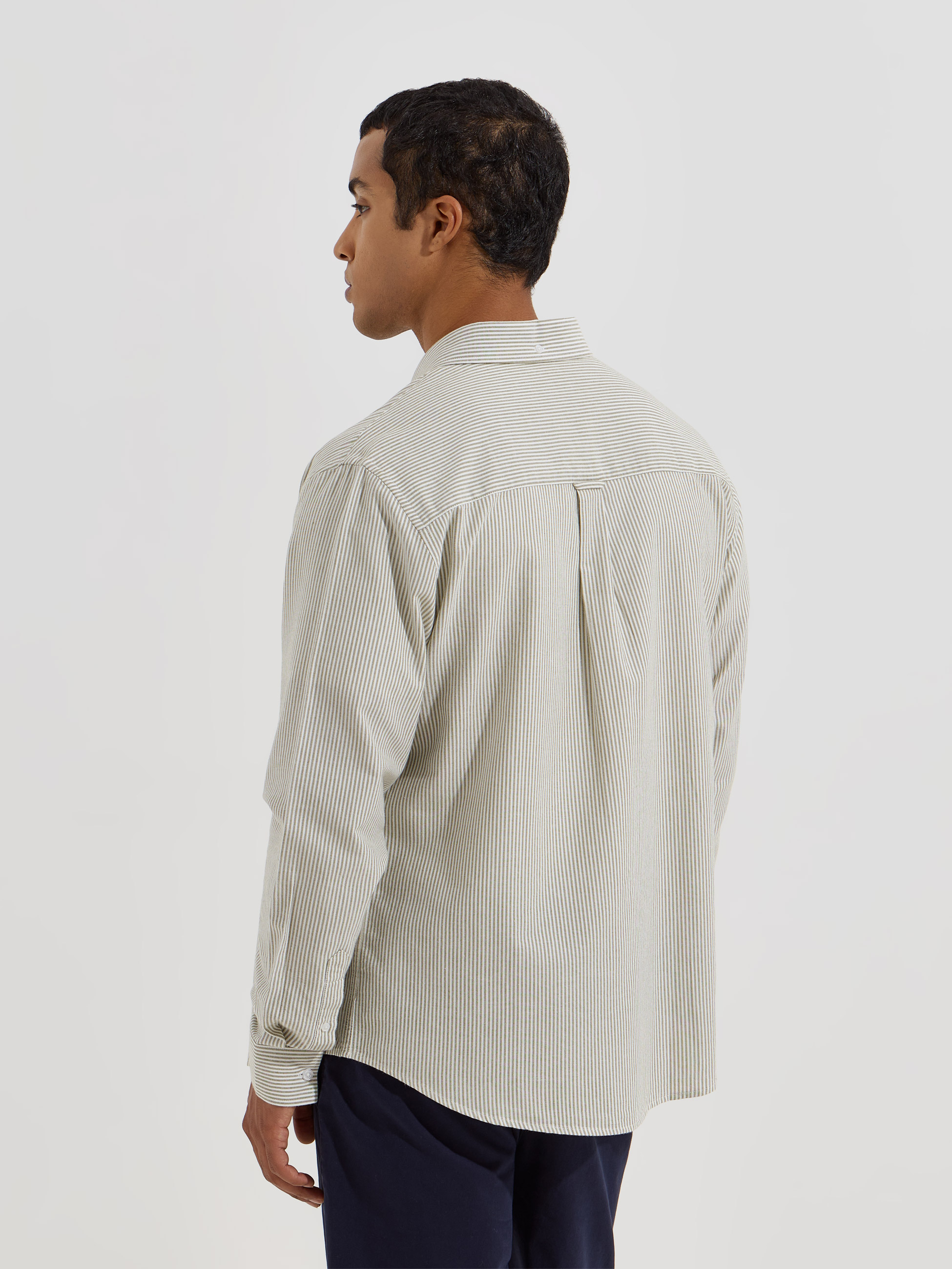 Camisa clássica às riscas