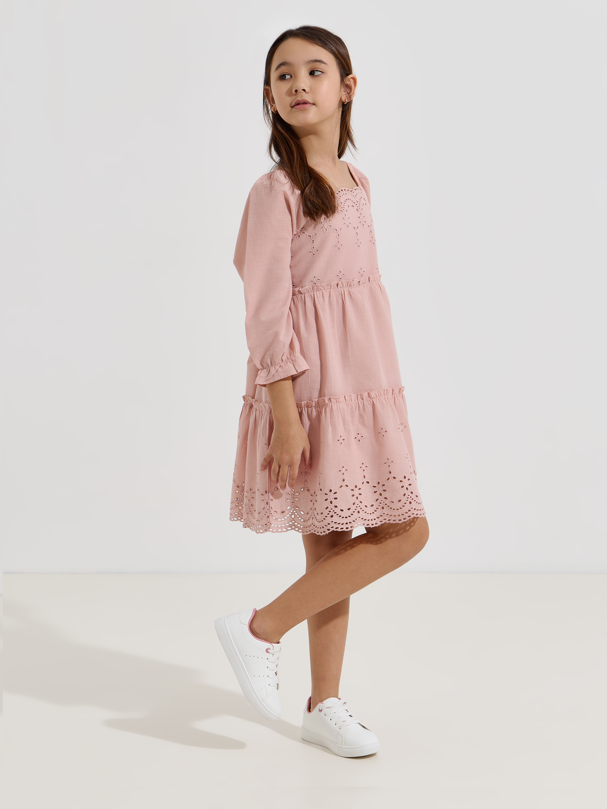 Vestido em bordado inglês com folhos