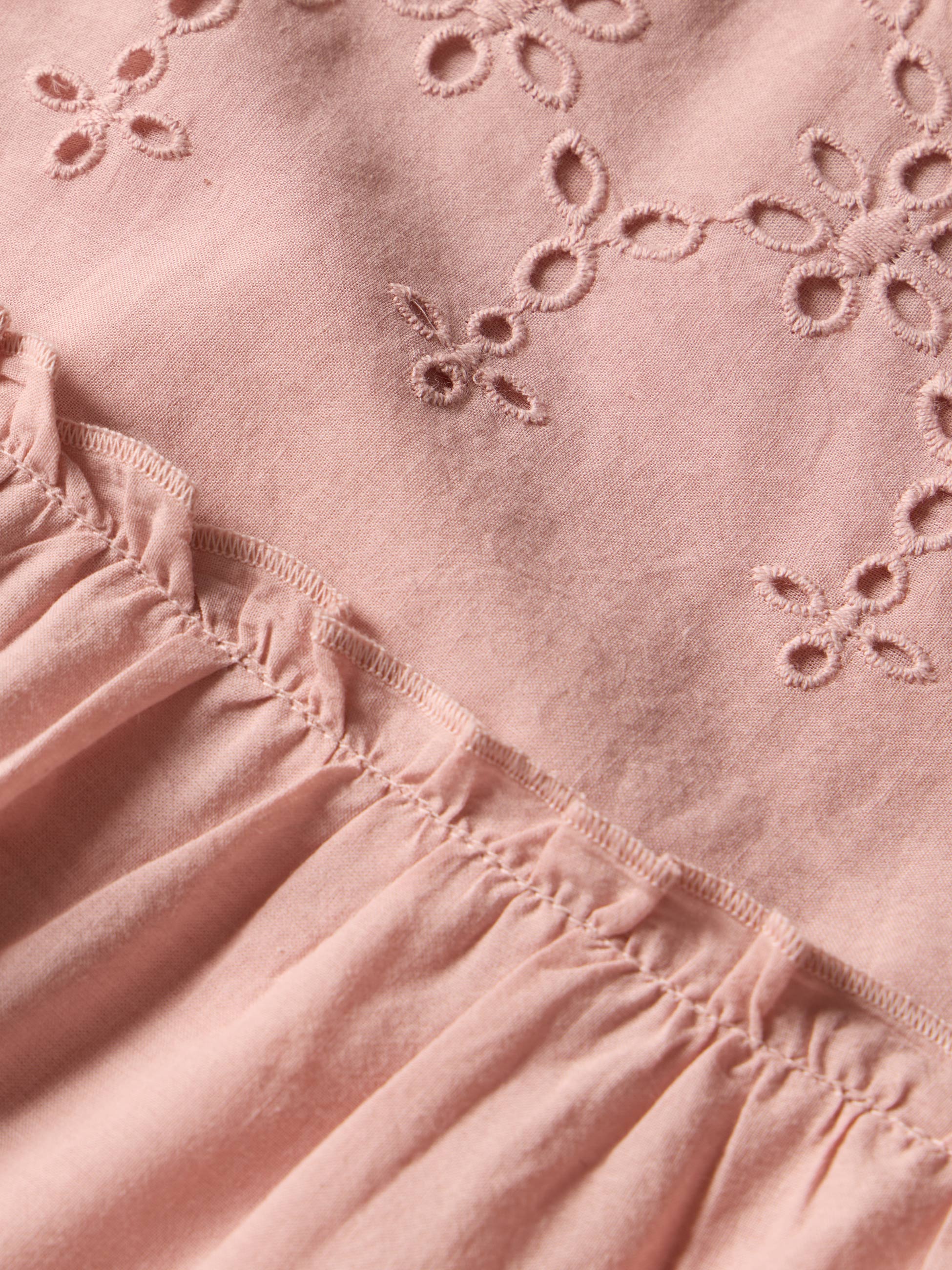 Vestido em bordado inglês com folhos