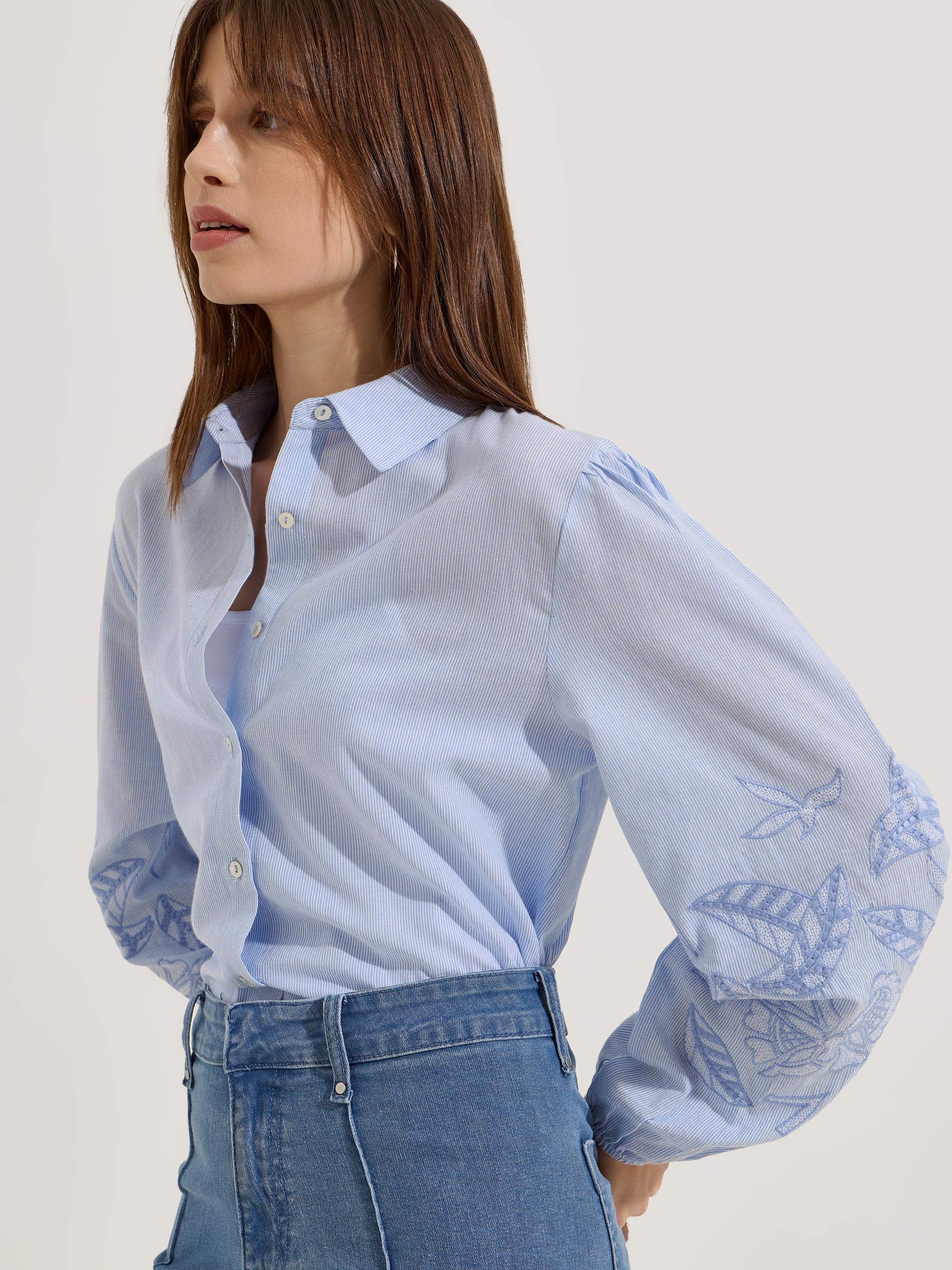Camisa com mangas bordadas