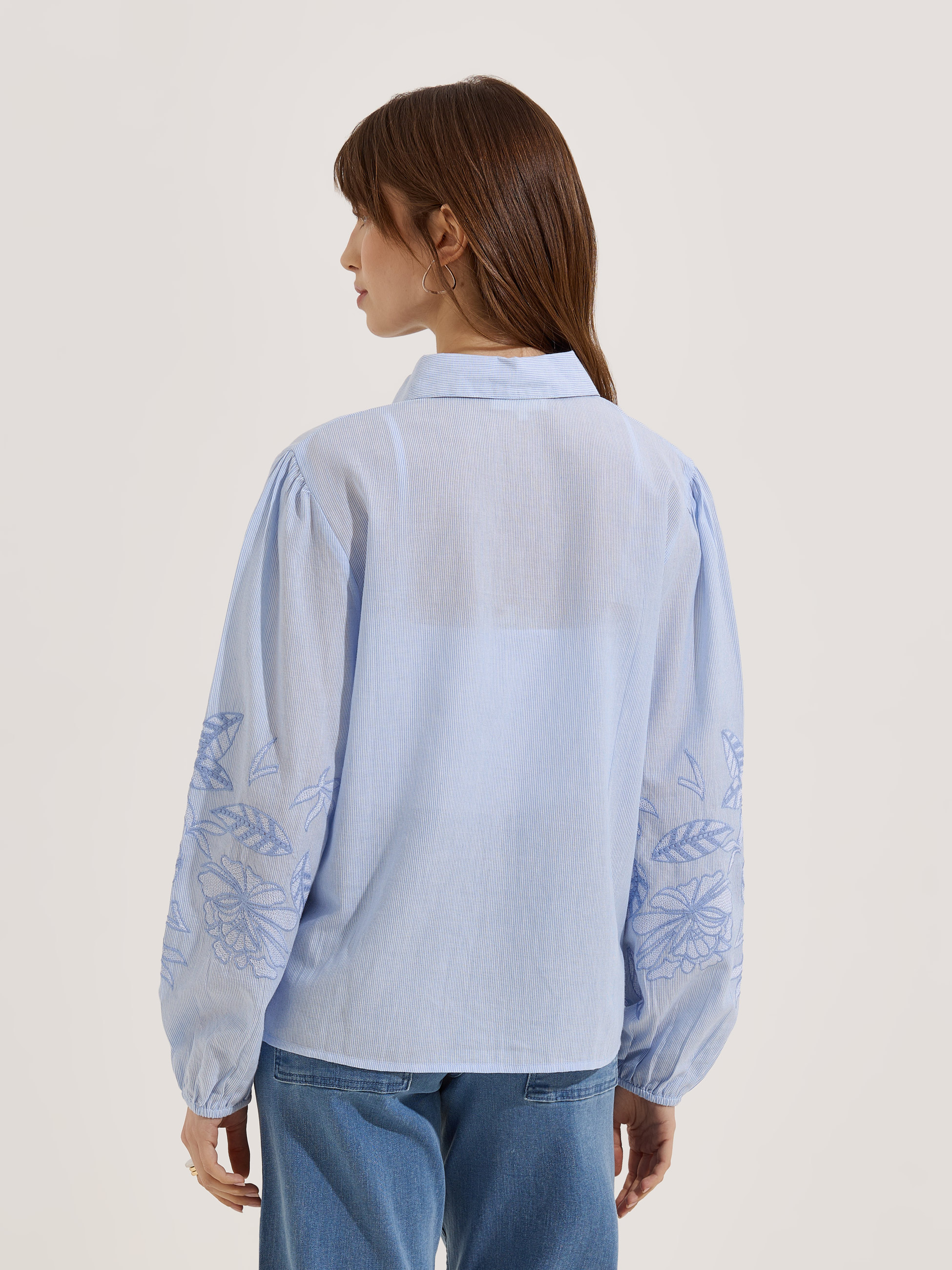 Camisa com mangas bordadas