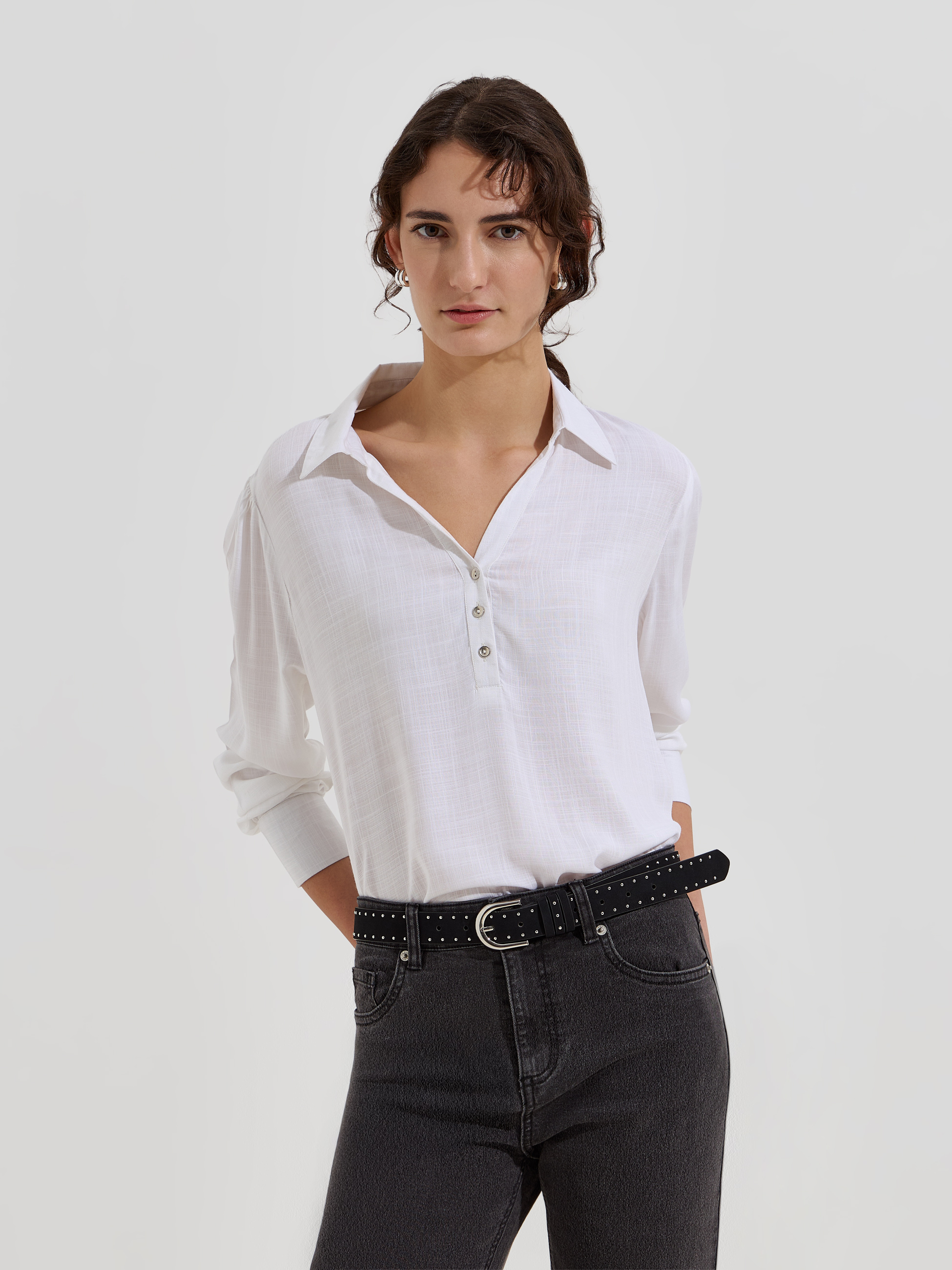 Blusa com decote em V e botões