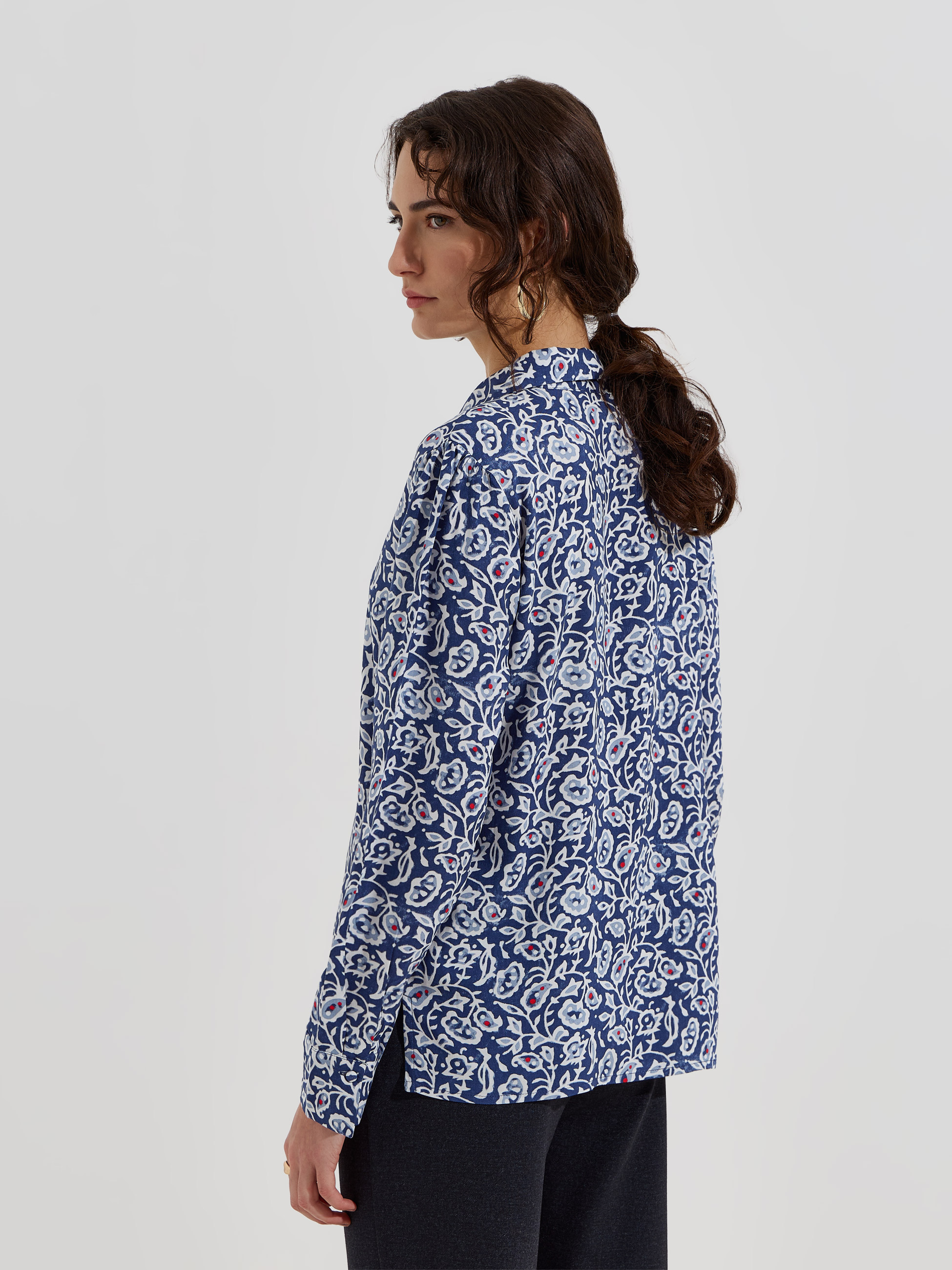 Blusa estampada com decote em V