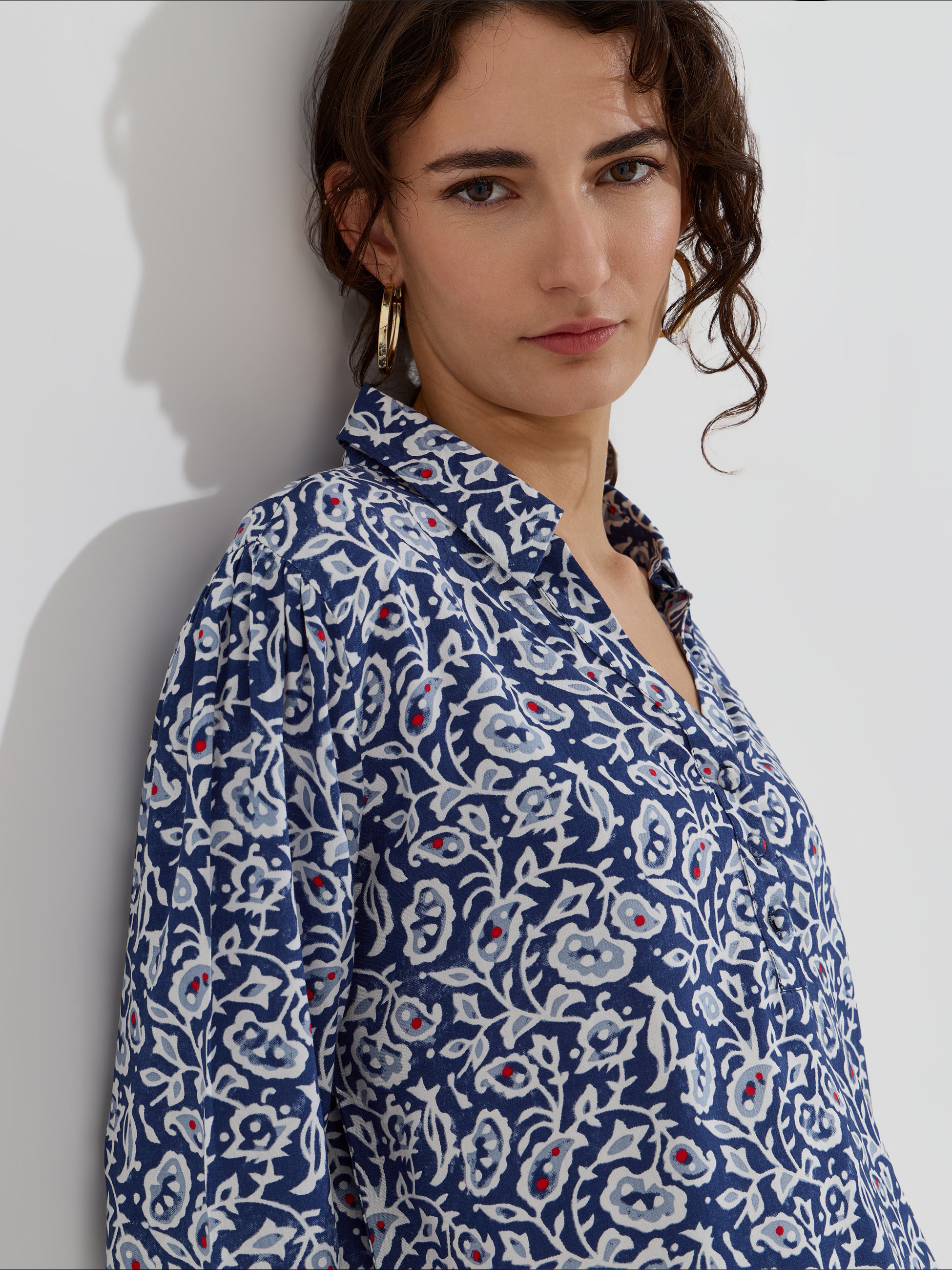 Blusa estampada com decote em V