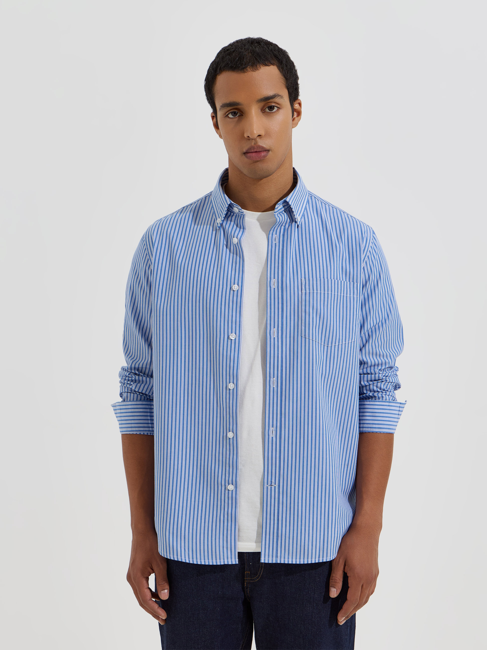 Camisa às riscas com bolso