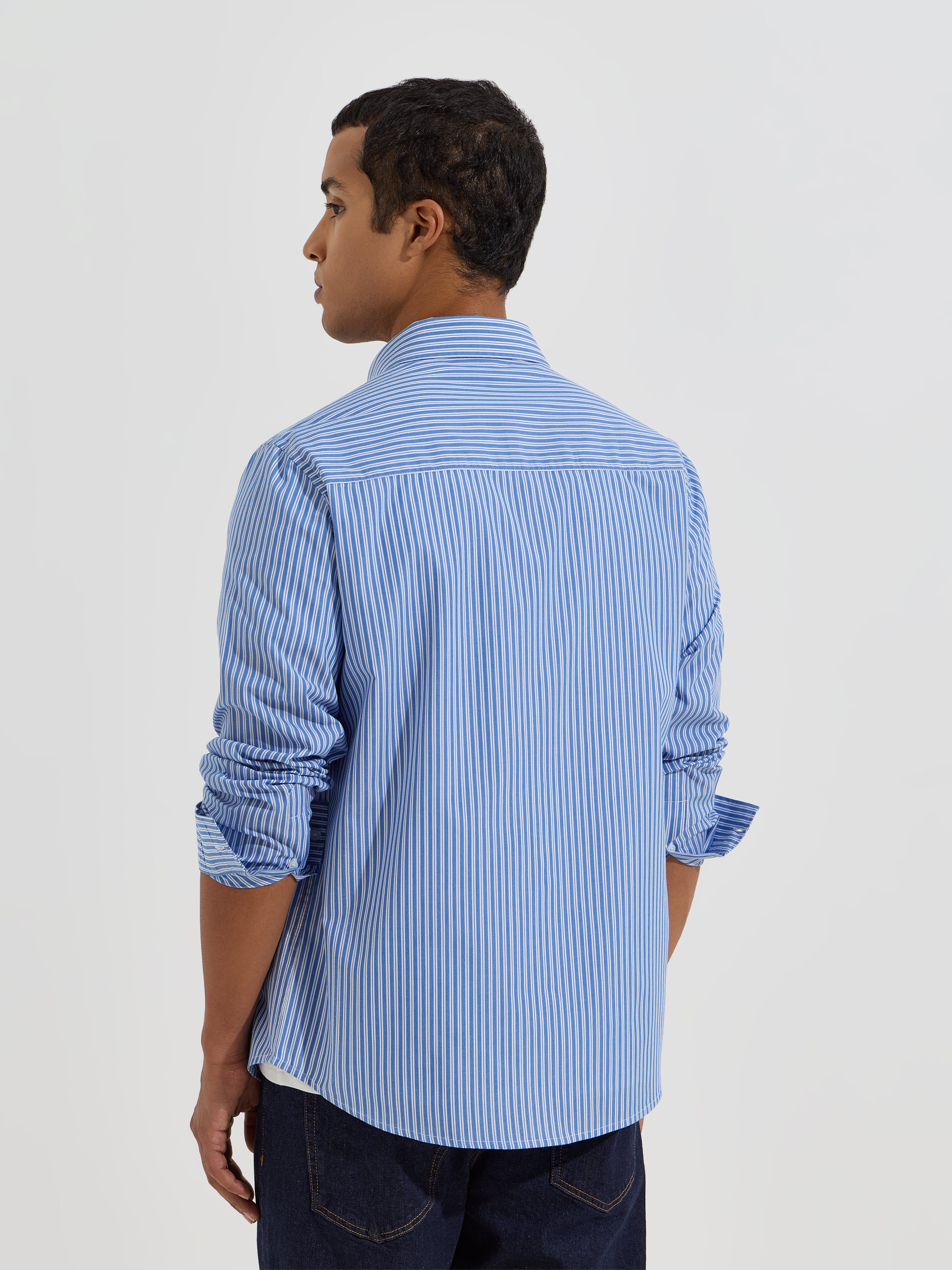 Camisa às riscas com bolso