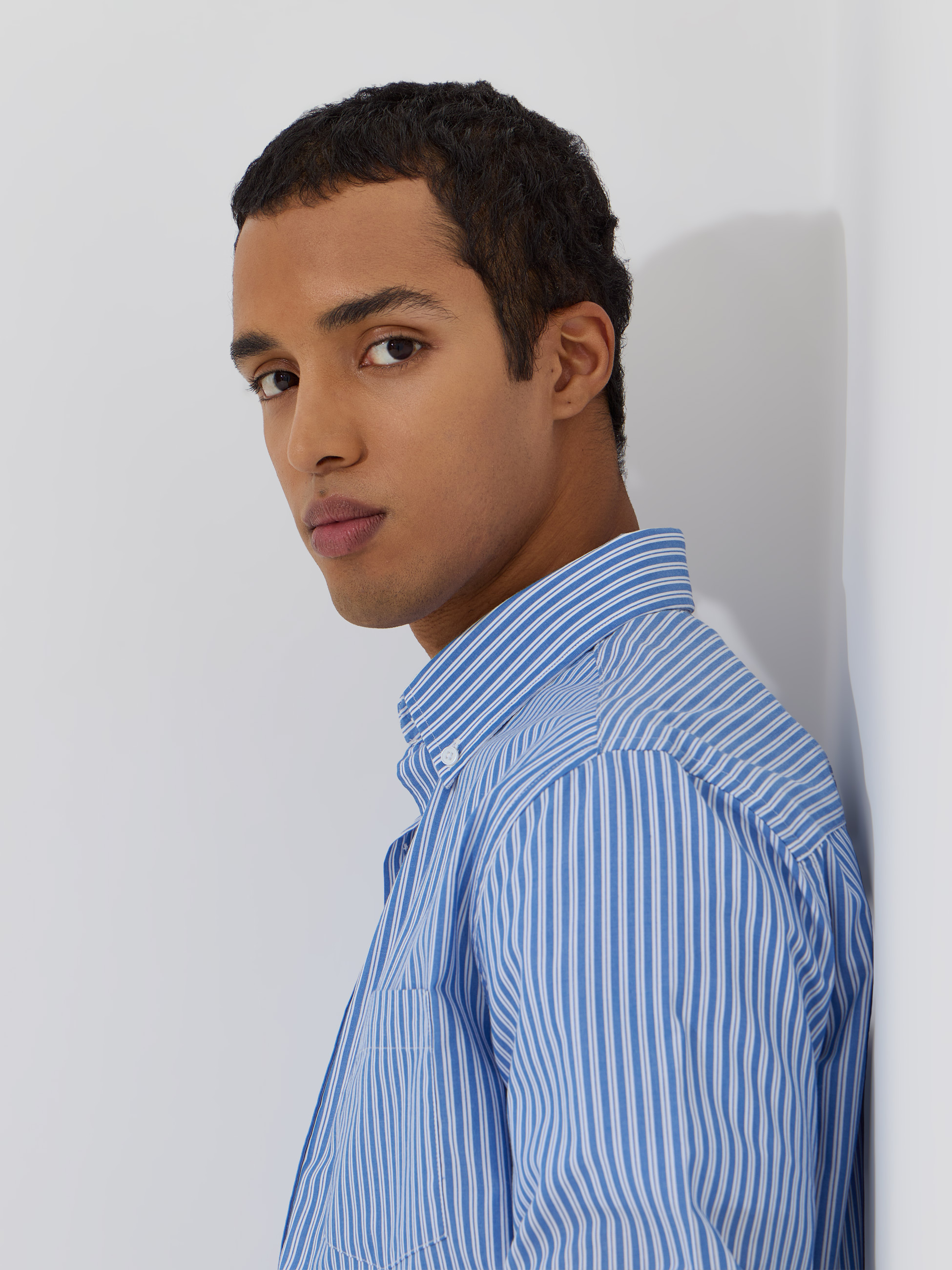 Camisa às riscas com bolso