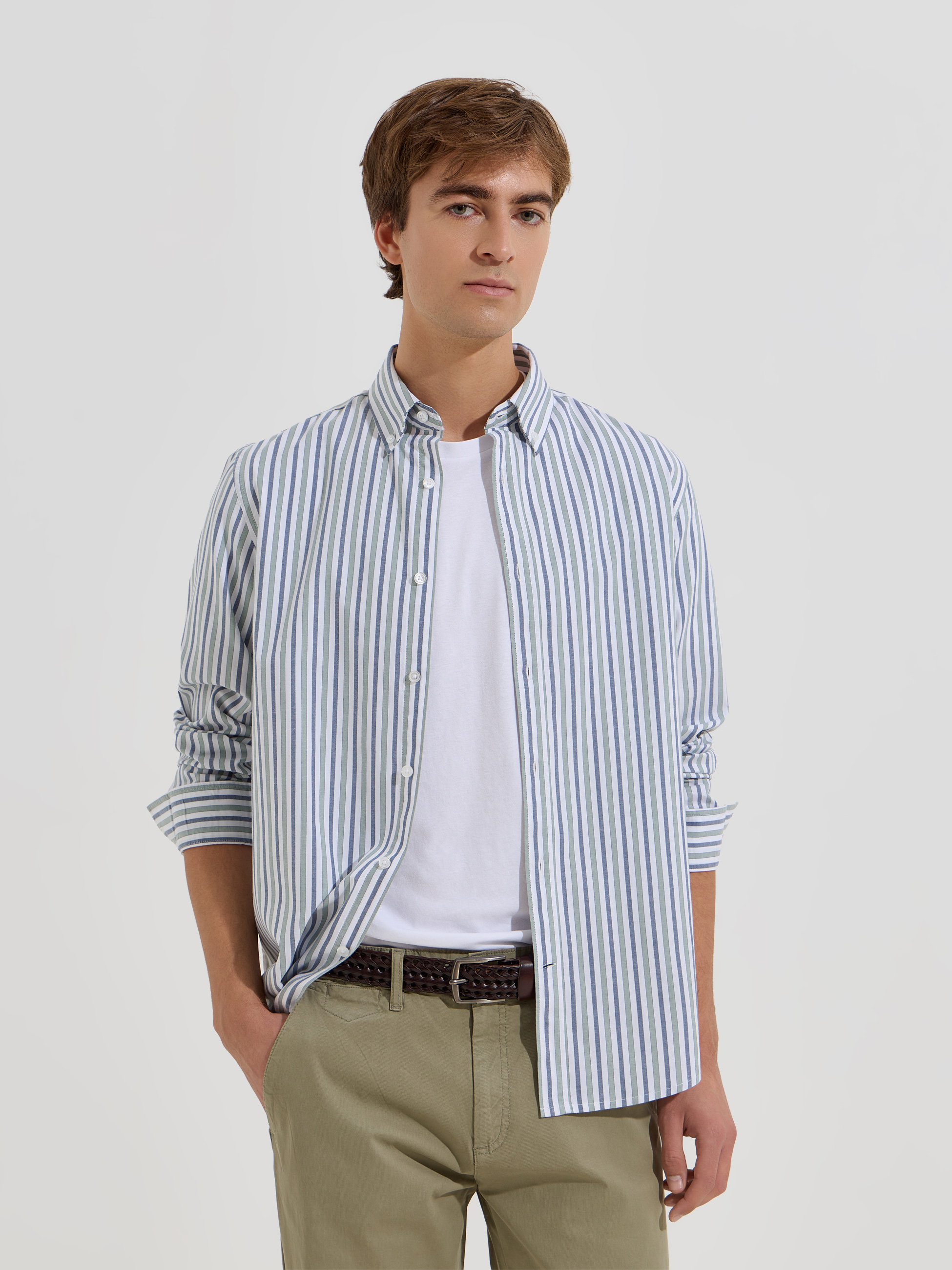 Camisa clássica às riscas