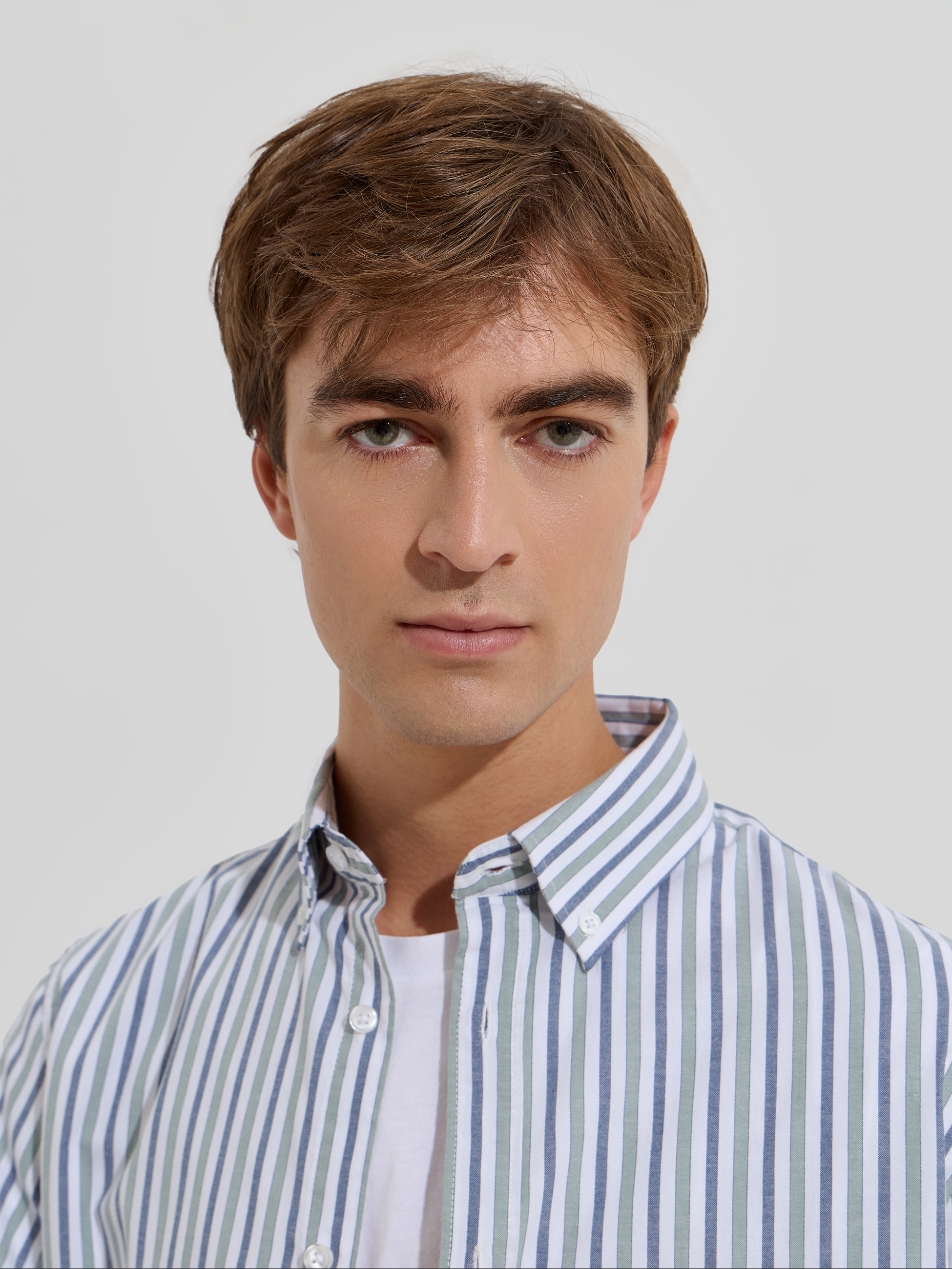 Camisa clássica às riscas