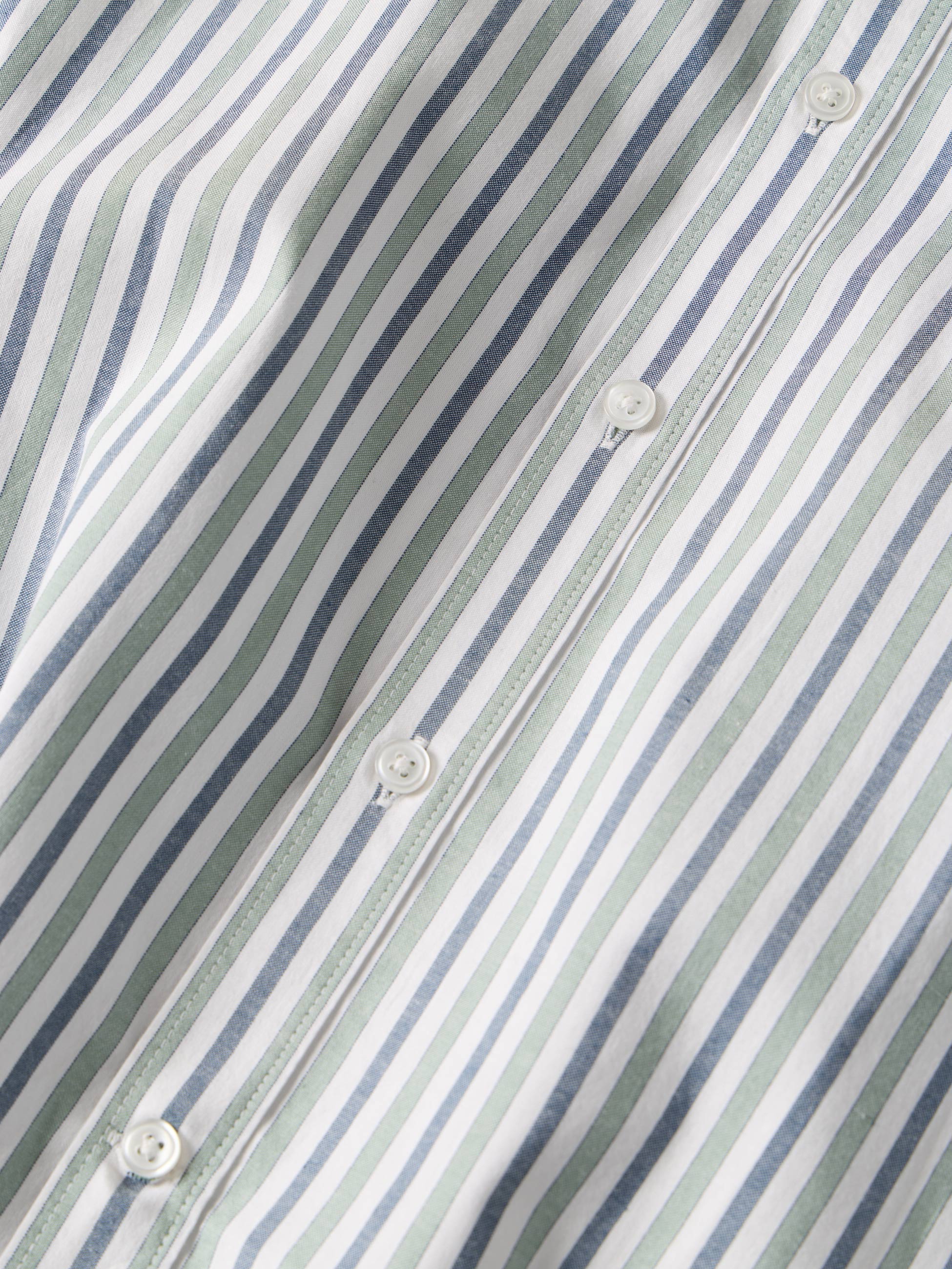 Camisa clássica às riscas