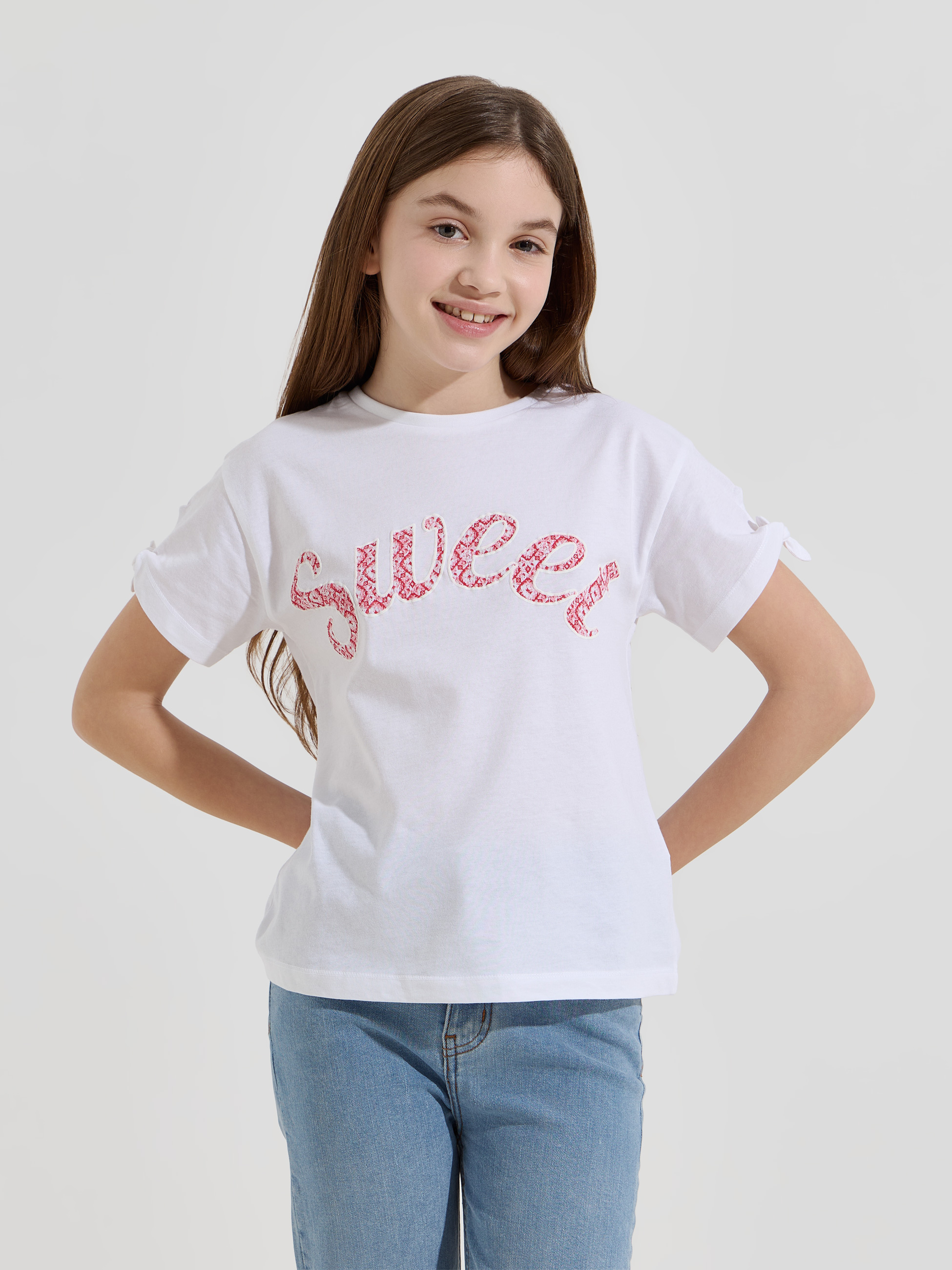 T-shirt estampada com nó nas mangas