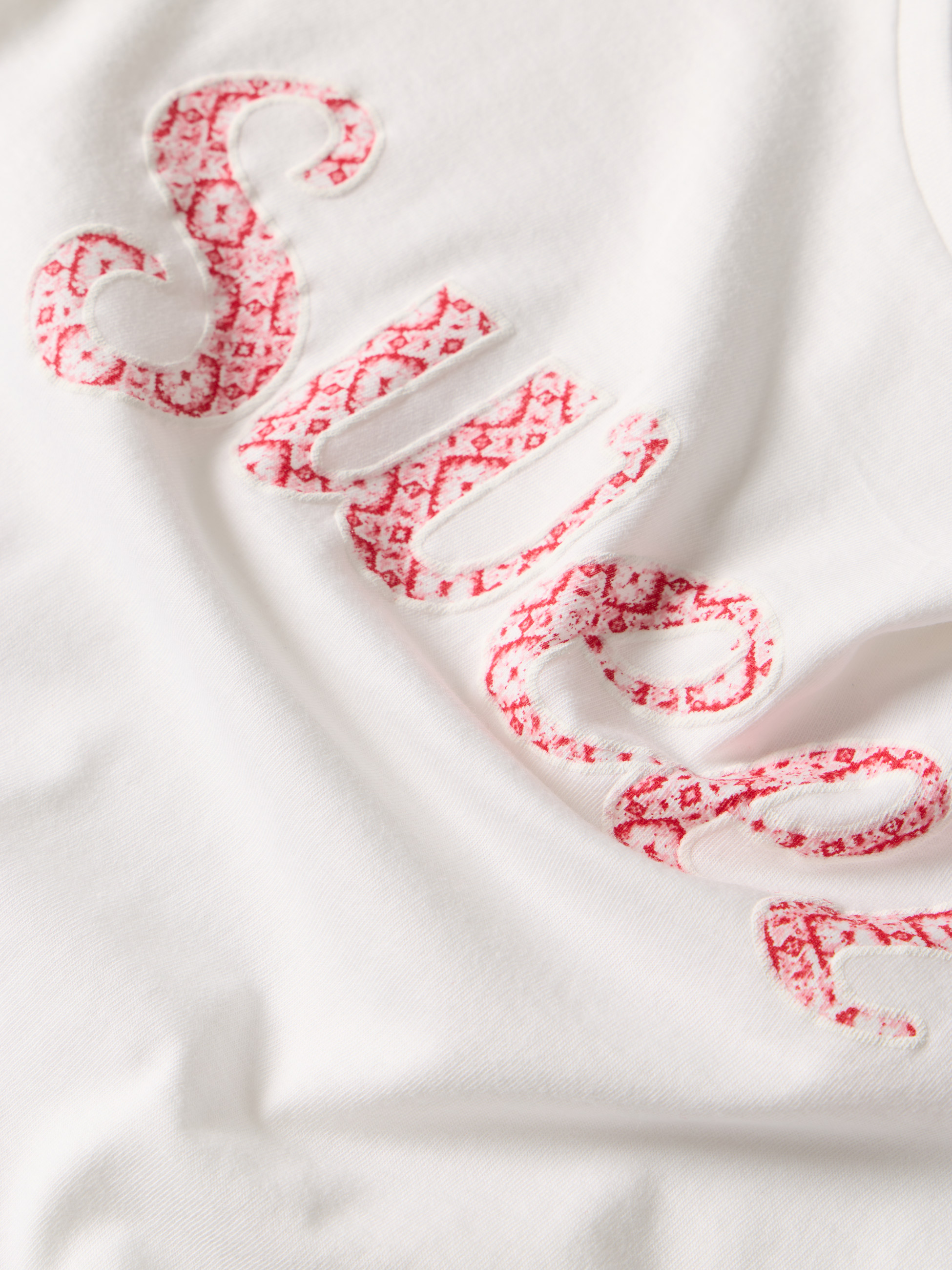 T-shirt estampada com nó nas mangas