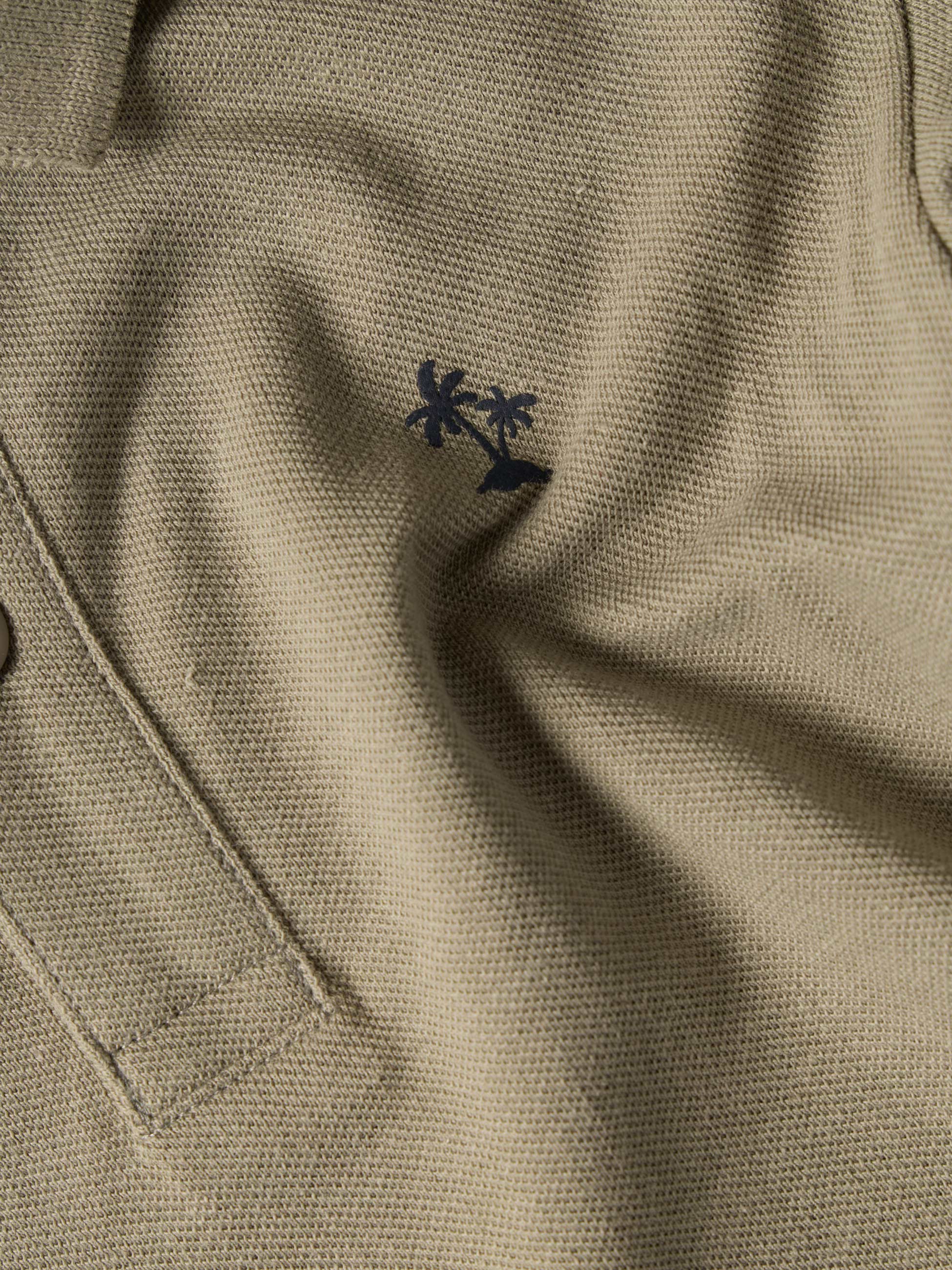 Polo em malha piquet com estampado