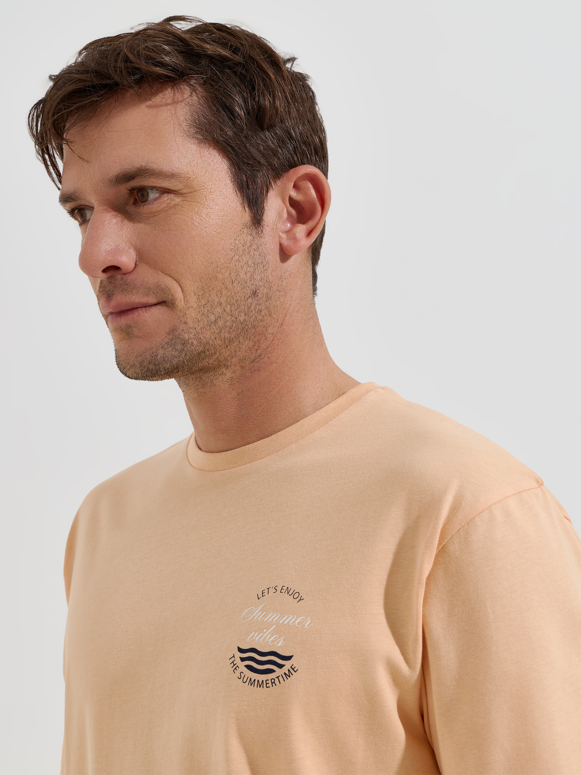 T-shirt com estampado no peito