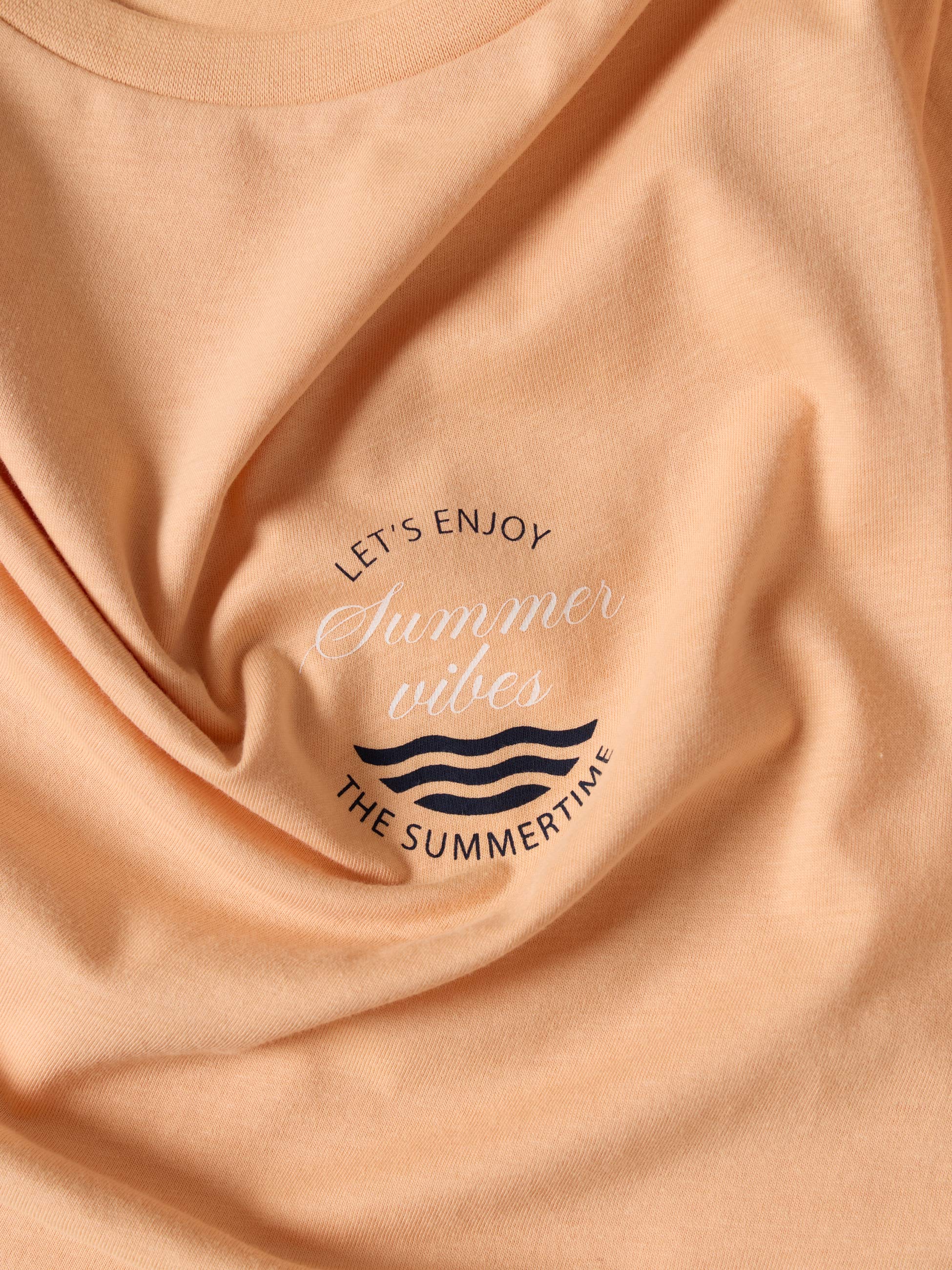 T-shirt com estampado no peito