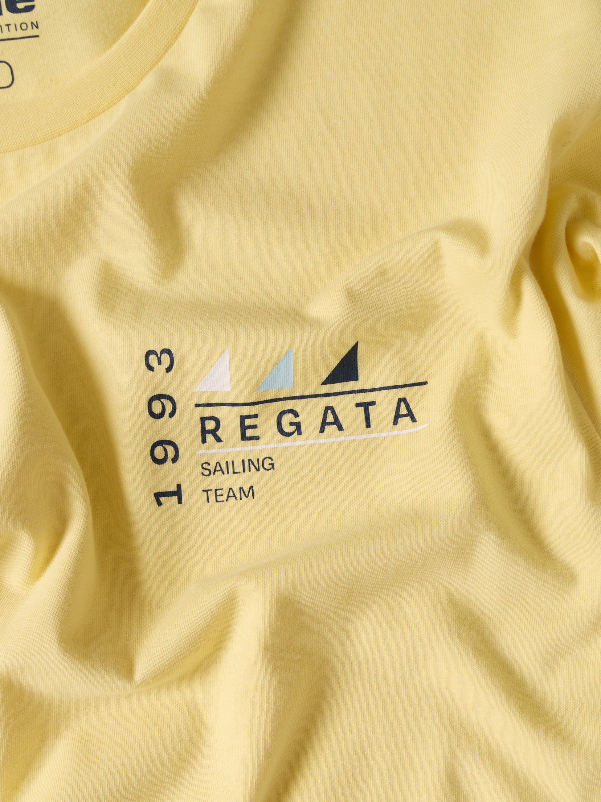 T-shirt com estampado no peito