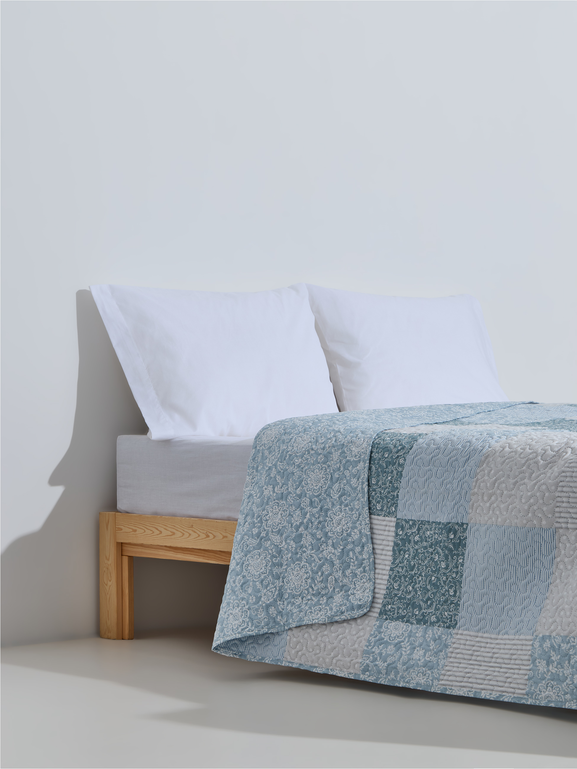 Colcha de solteiro de dupla face floral e patchwork