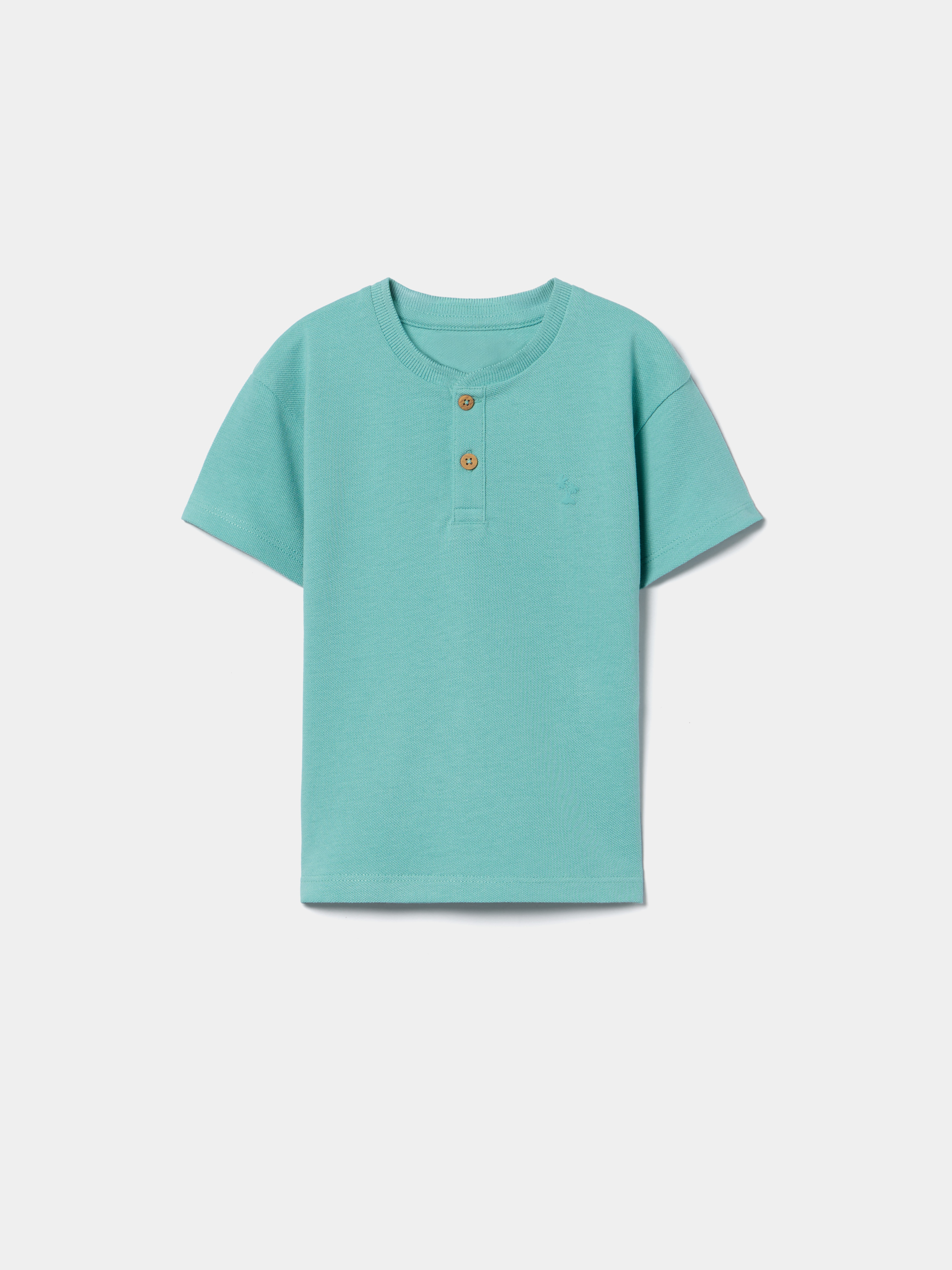 T-shirt com botões na gola