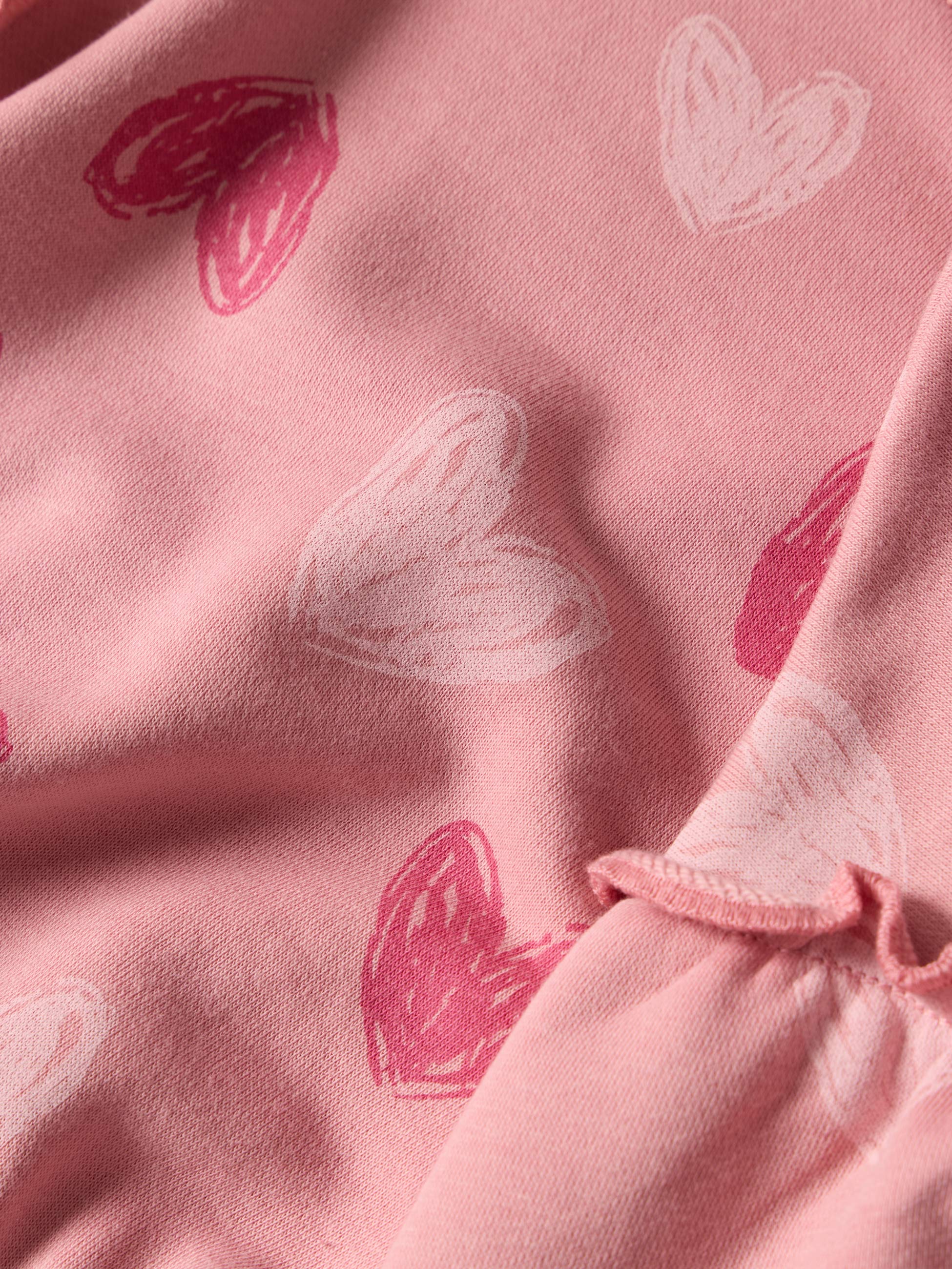 Conjunto estampado com corações de felpa