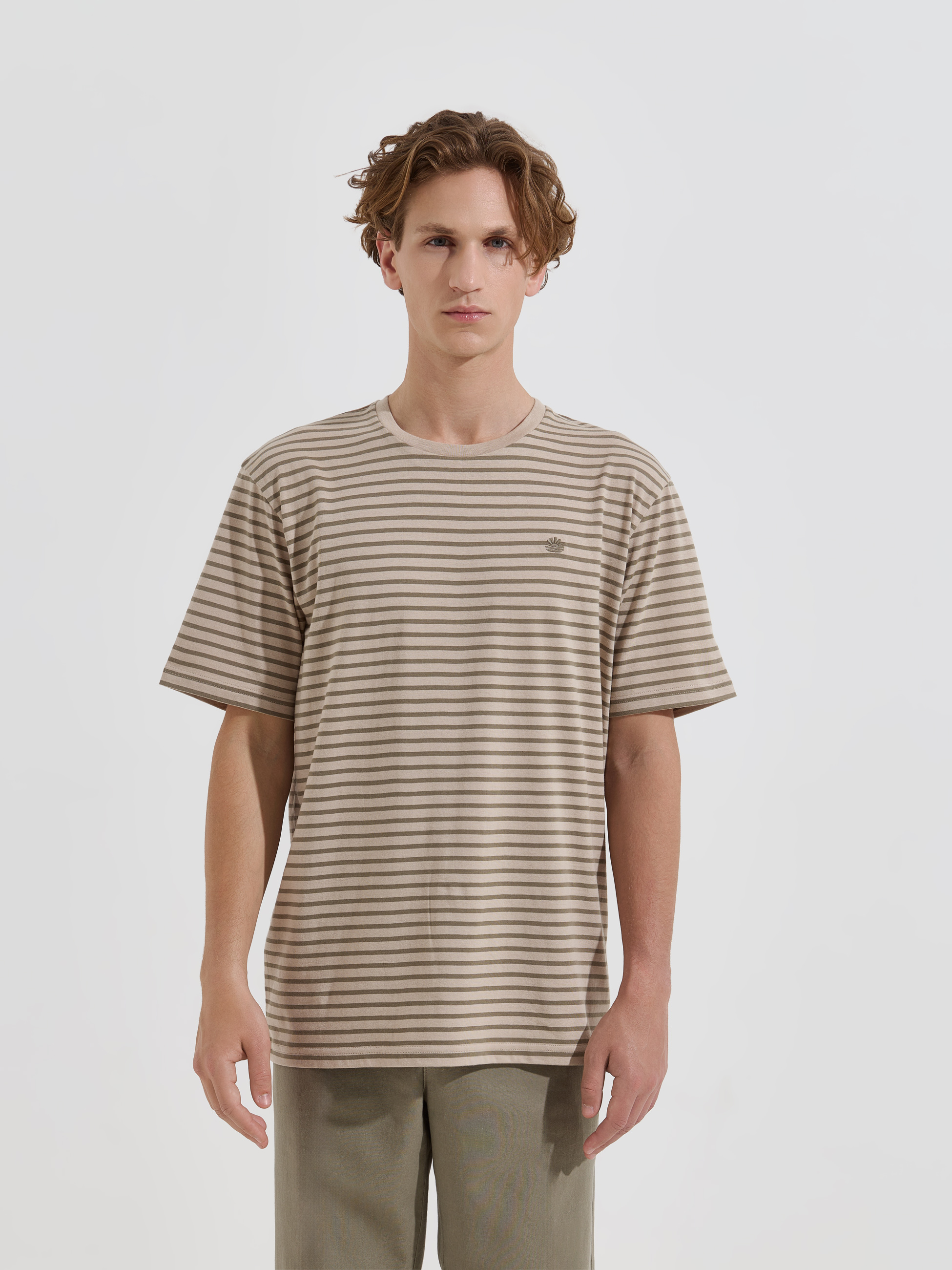 T-shirt às riscas com bordado