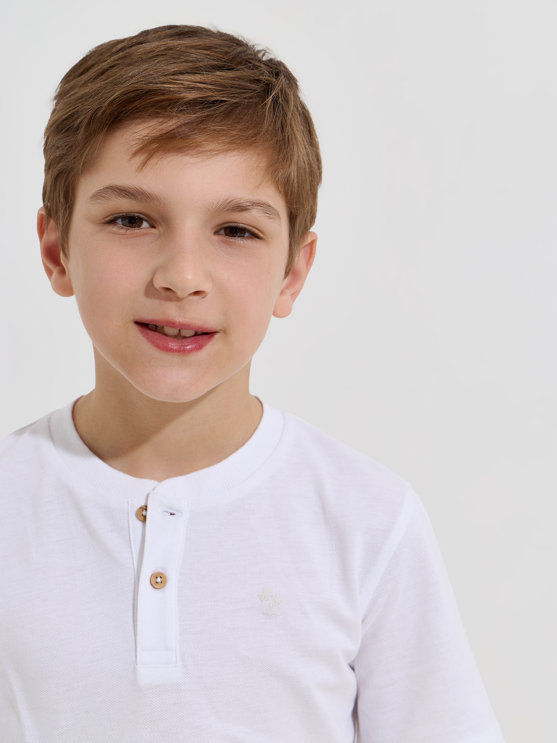 T-shirt com botões na gola