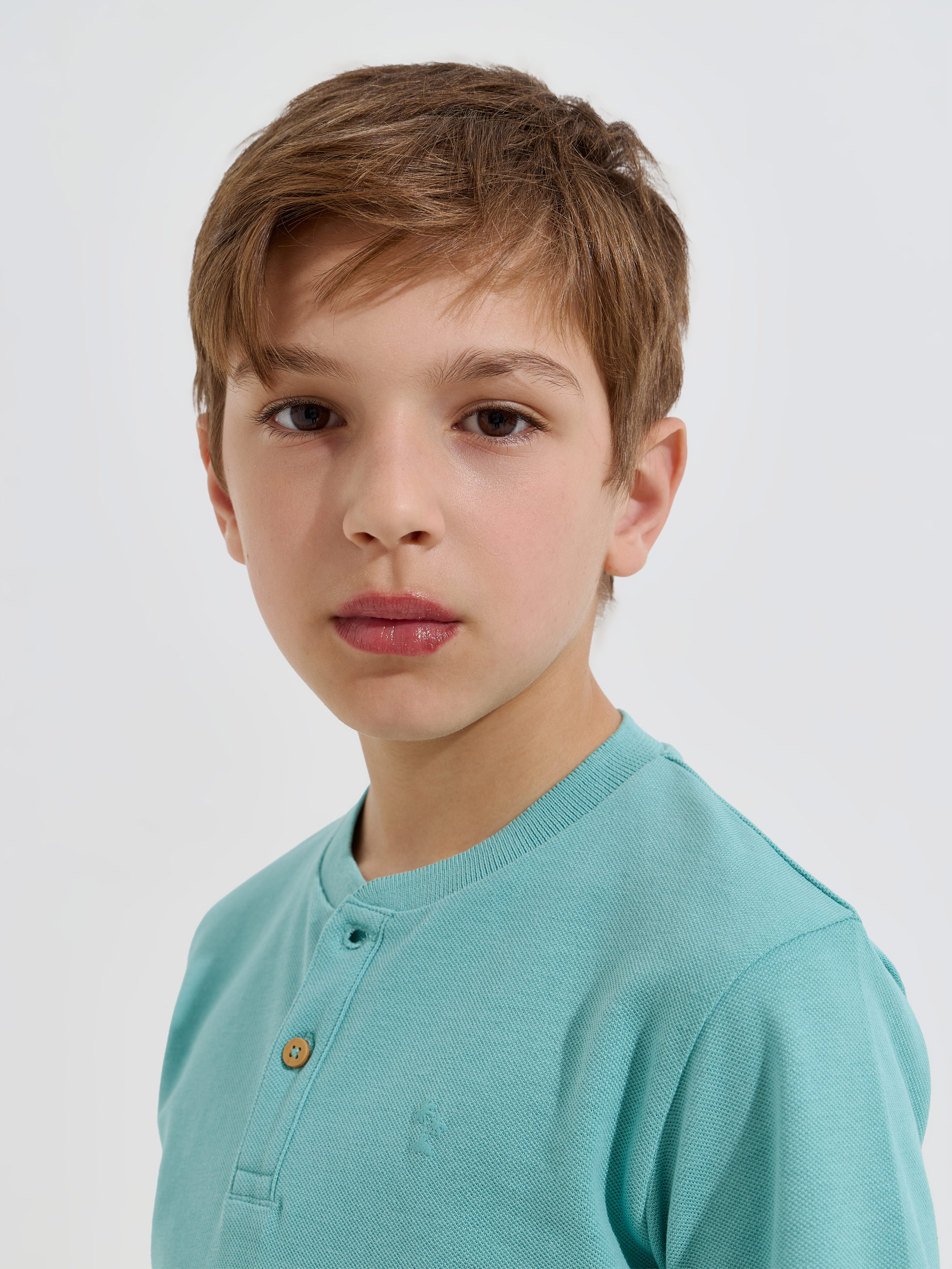 T-shirt com botões na gola