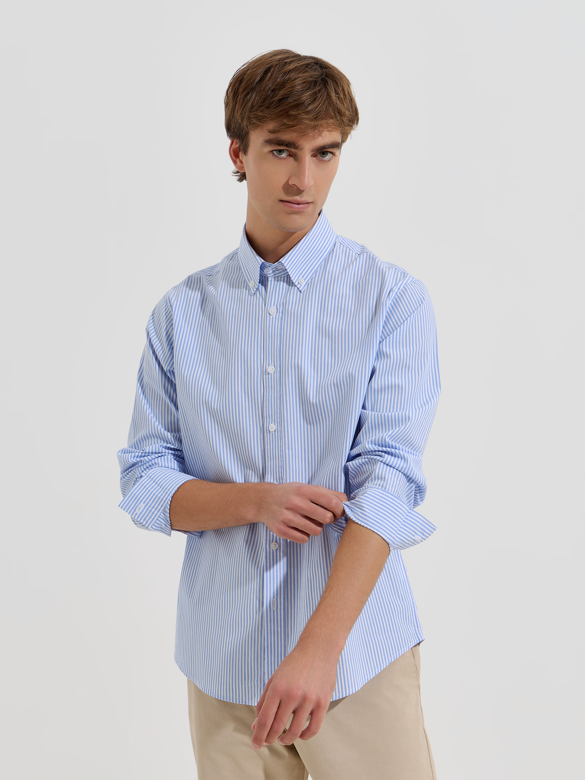 Camisa clássica às riscas