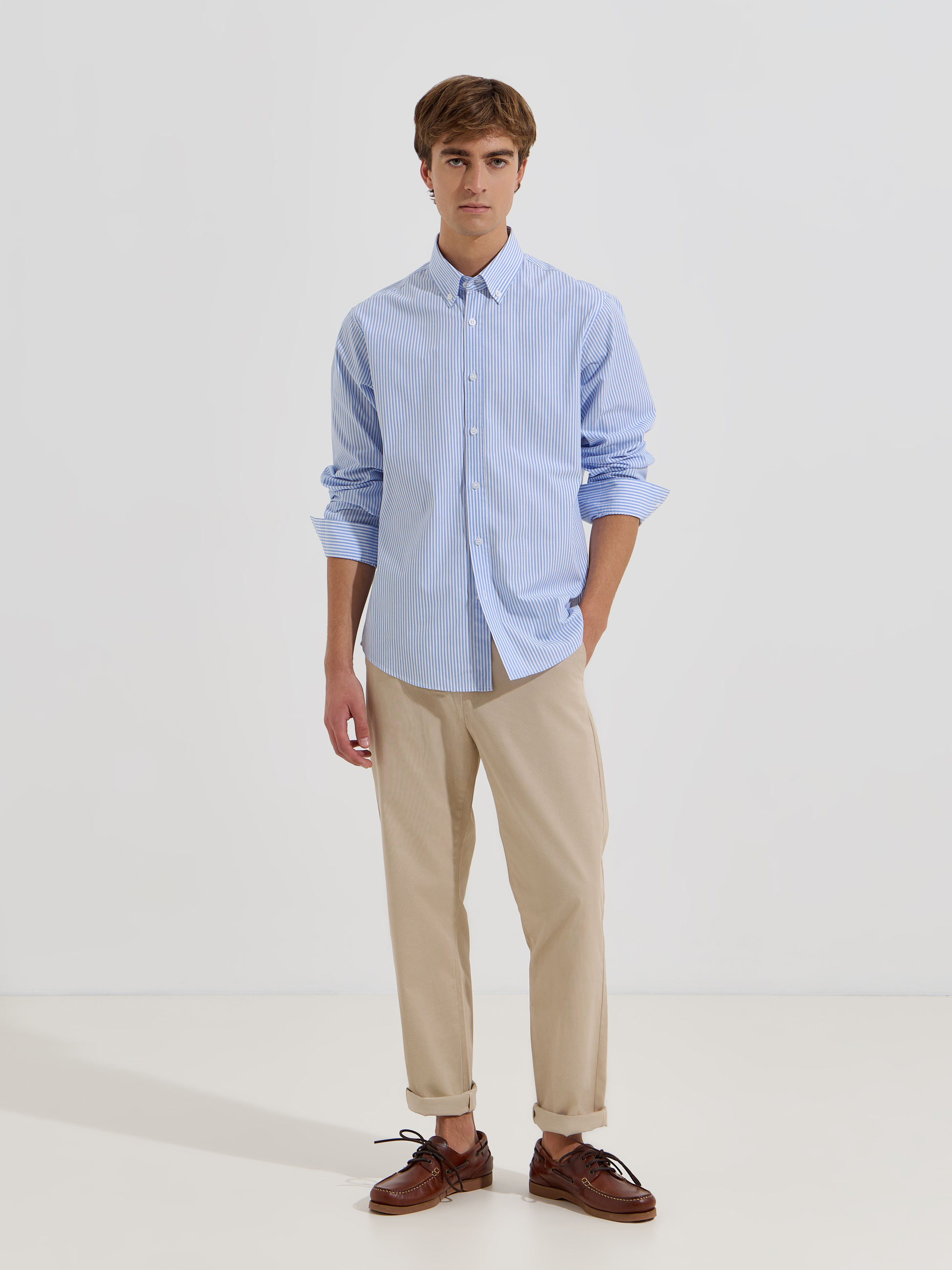 Camisa clássica às riscas