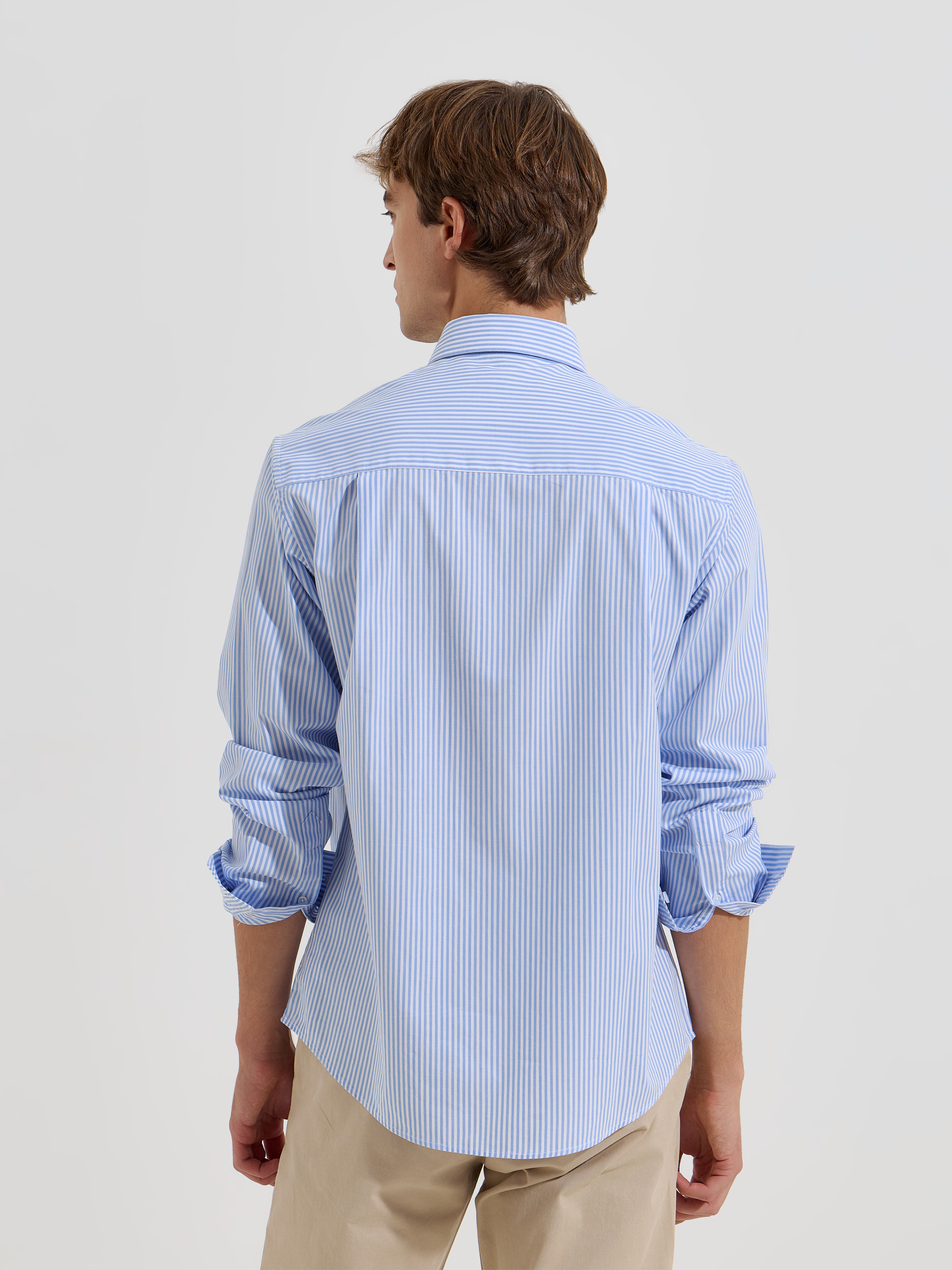 Camisa clássica às riscas