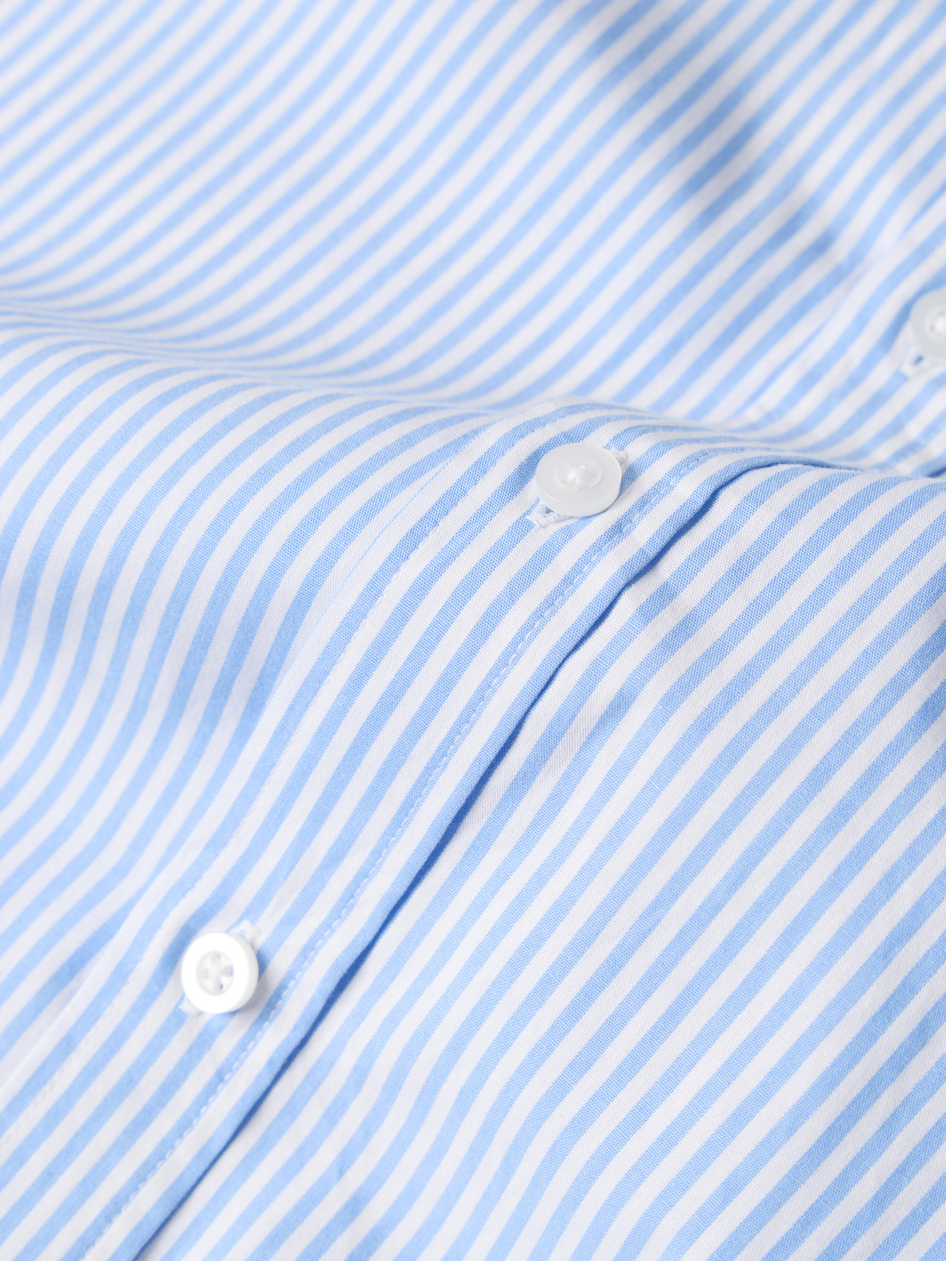 Camisa clássica às riscas